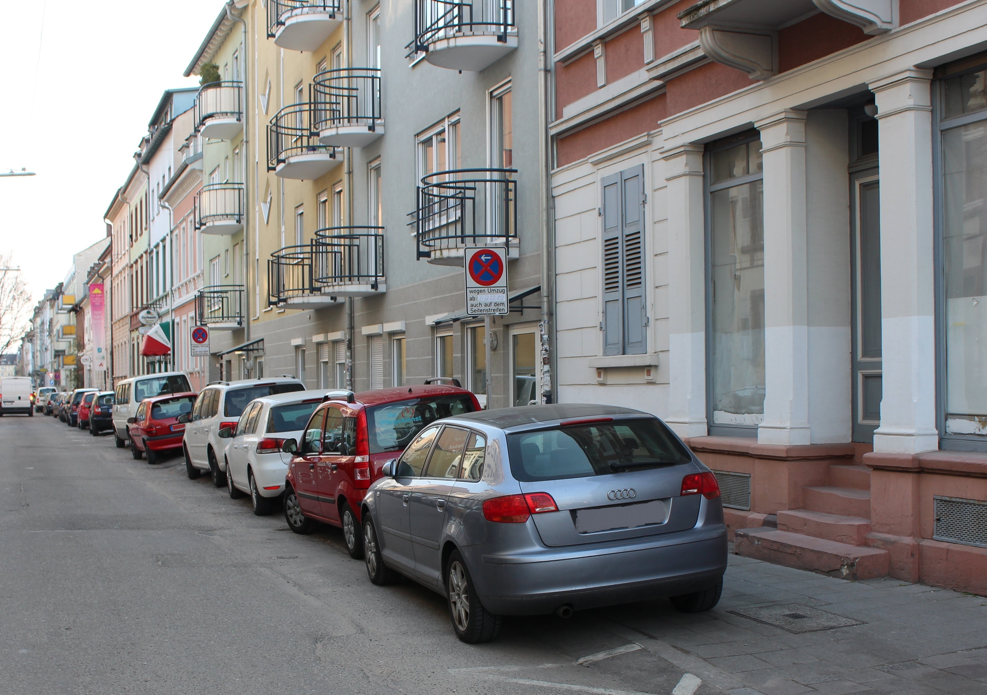 Es herrscht Platzmangel für all die Fahrzeuge in der Stadt - hier im Bild in der Südstadt