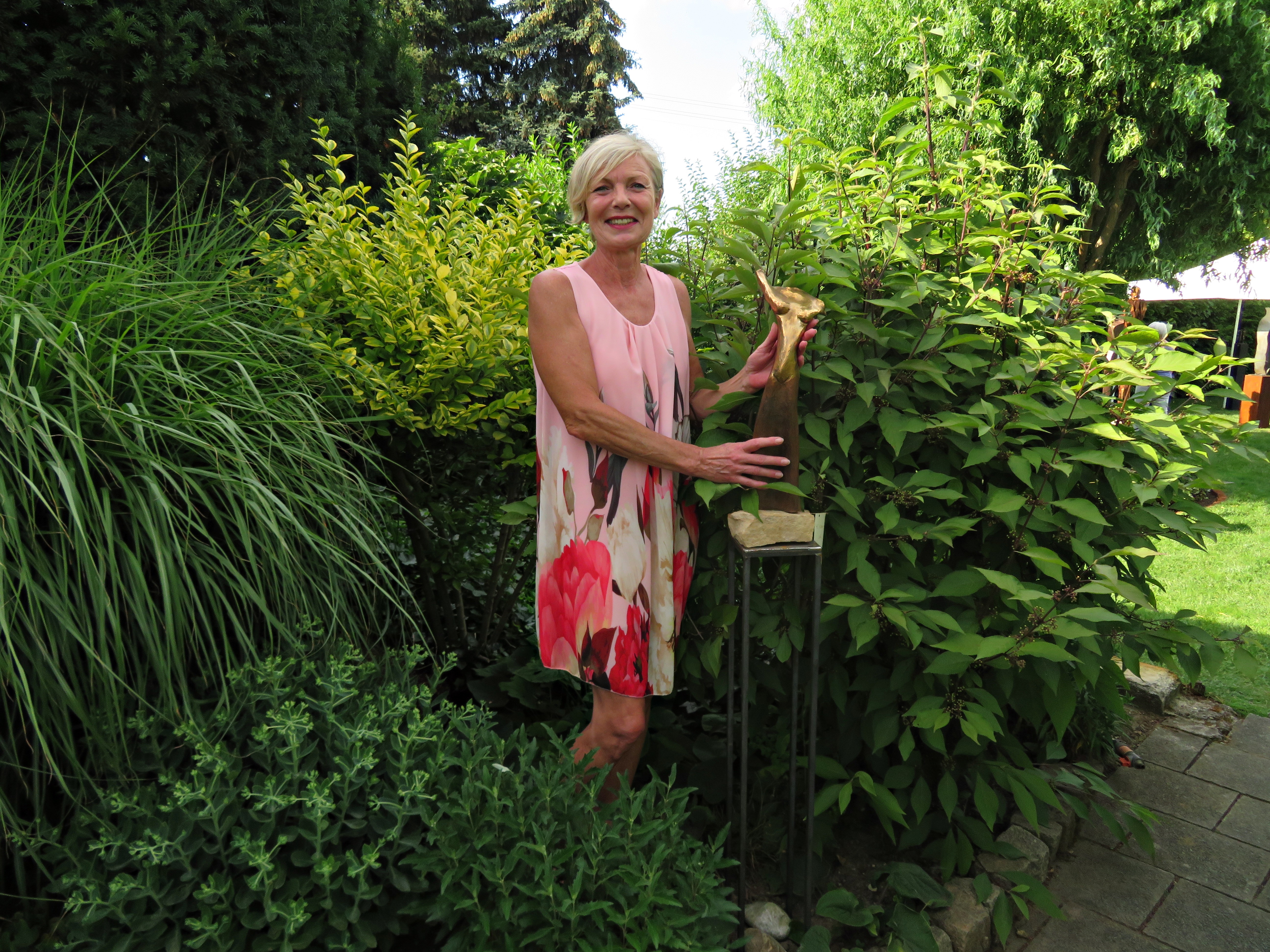 Birgit Löwer in ihrem kunstvollen Karten