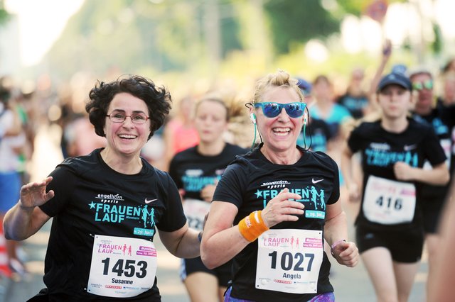 Susanne und Angela haben sichtlich Spaß.  | Foto: Gaier