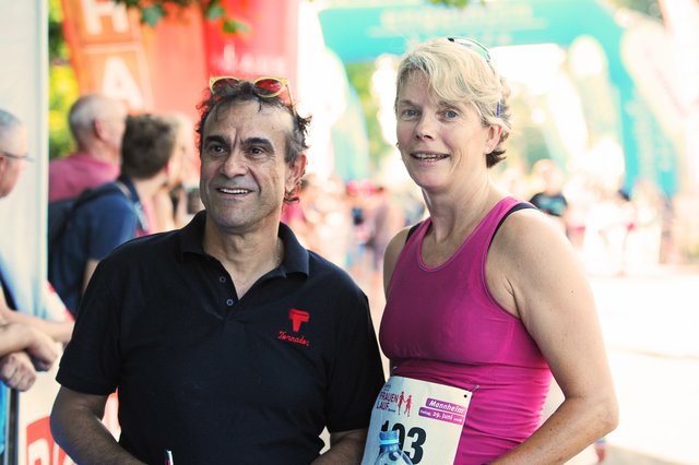 Susanne Grabau war in 29:30,1 Minuten beste Läuferin des Teams Wochenblatt Reporter, was im Gesamtklassement einen tollen 45. Rang bedeutete. Links im Bild "Wochenblatt"-Redakteur Peter Engelhardt.  | Foto: Gaier