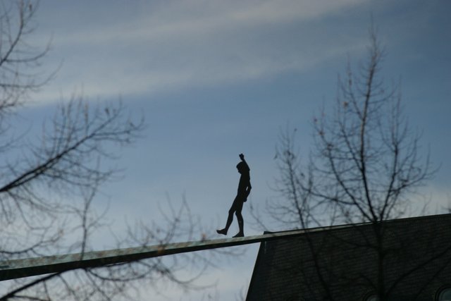 ich glaube der steht heute noch auf einem Bein?