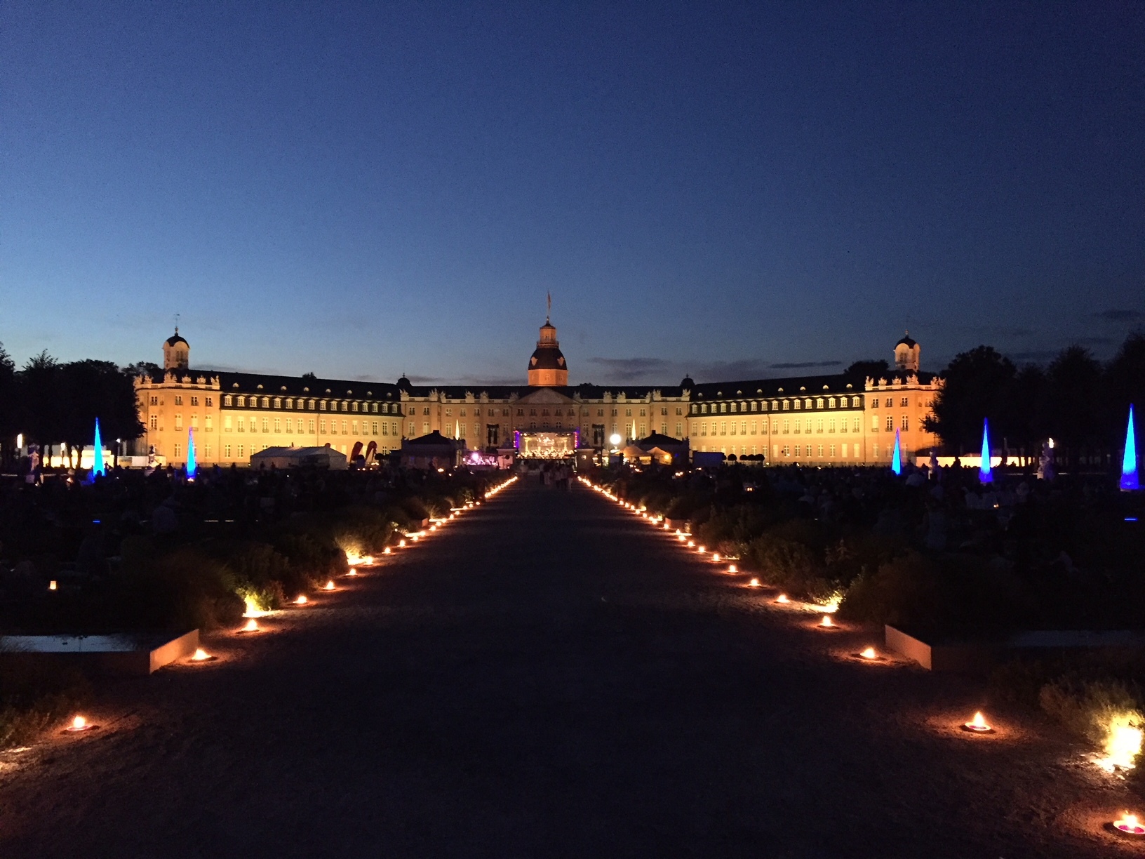 Blick auf das abendliche Karlsruher Schloss