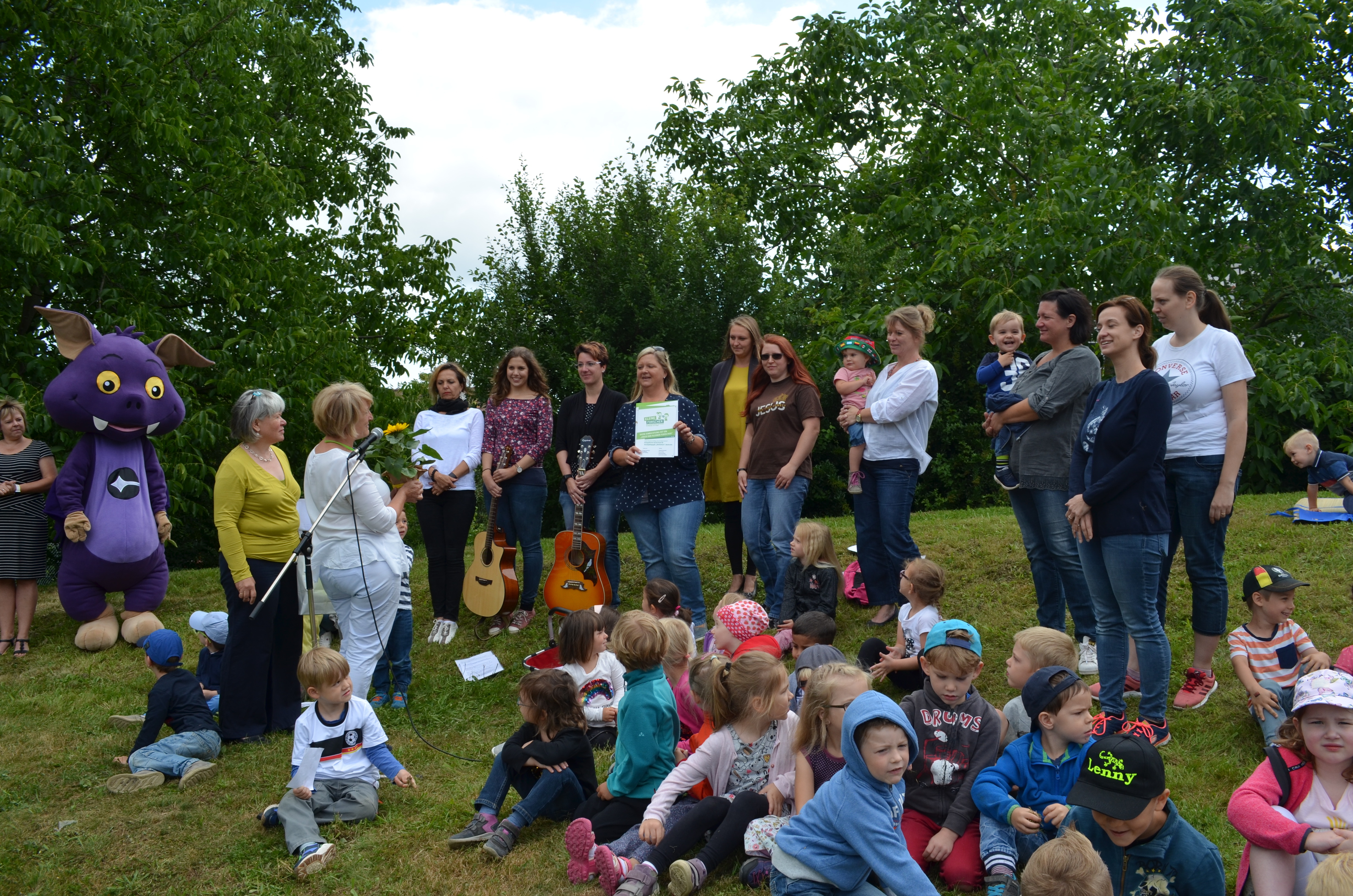 Übergabe der Zertifizierungsurkunde "Haus der kleinen Forscher" an den Pestalozzi Kindergarten