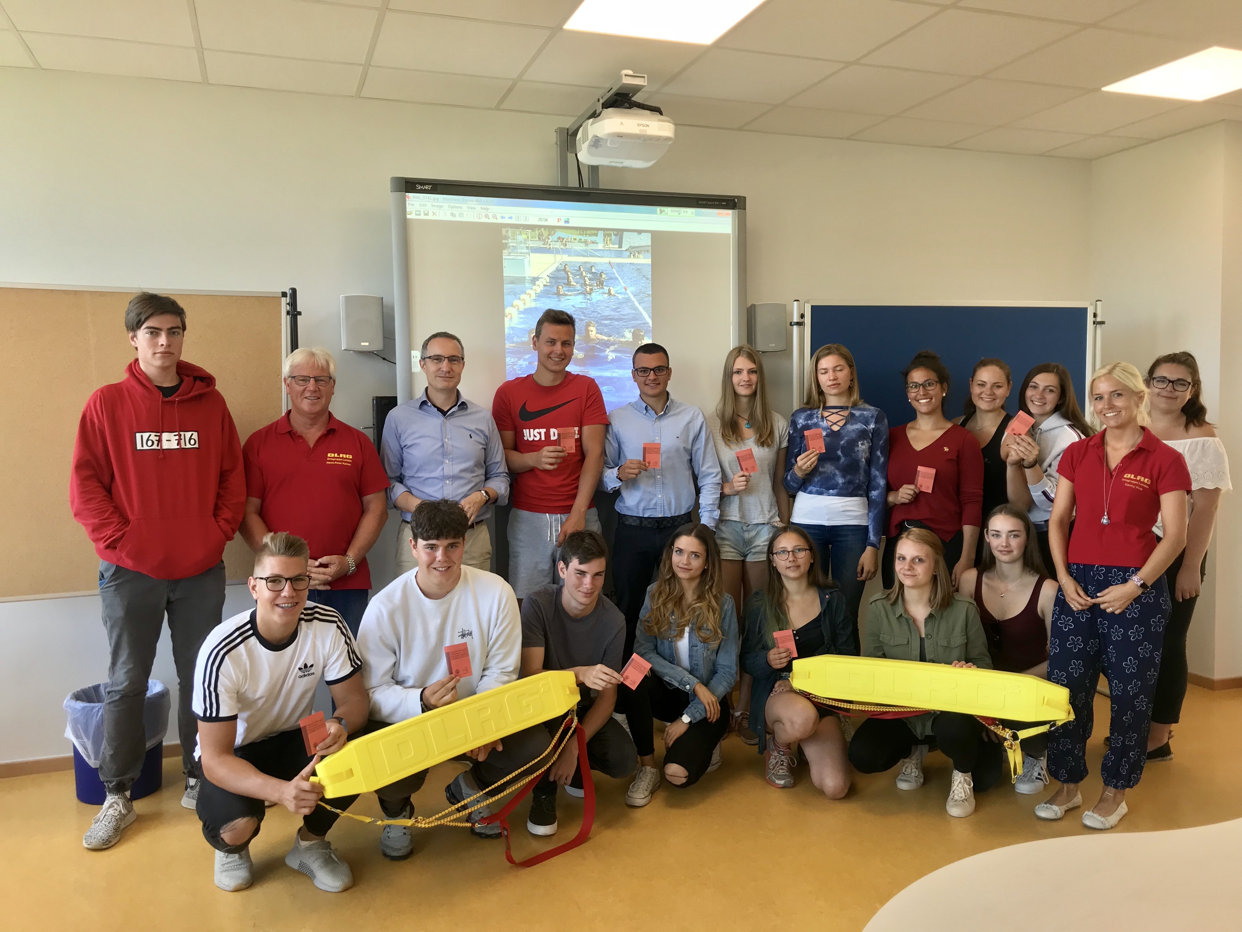 Im Rahmen einer Projektwoche bildete die DLRG Landau 11 Schüler der BBS zu Rettungsschwimmern aus. Foto: DLRG