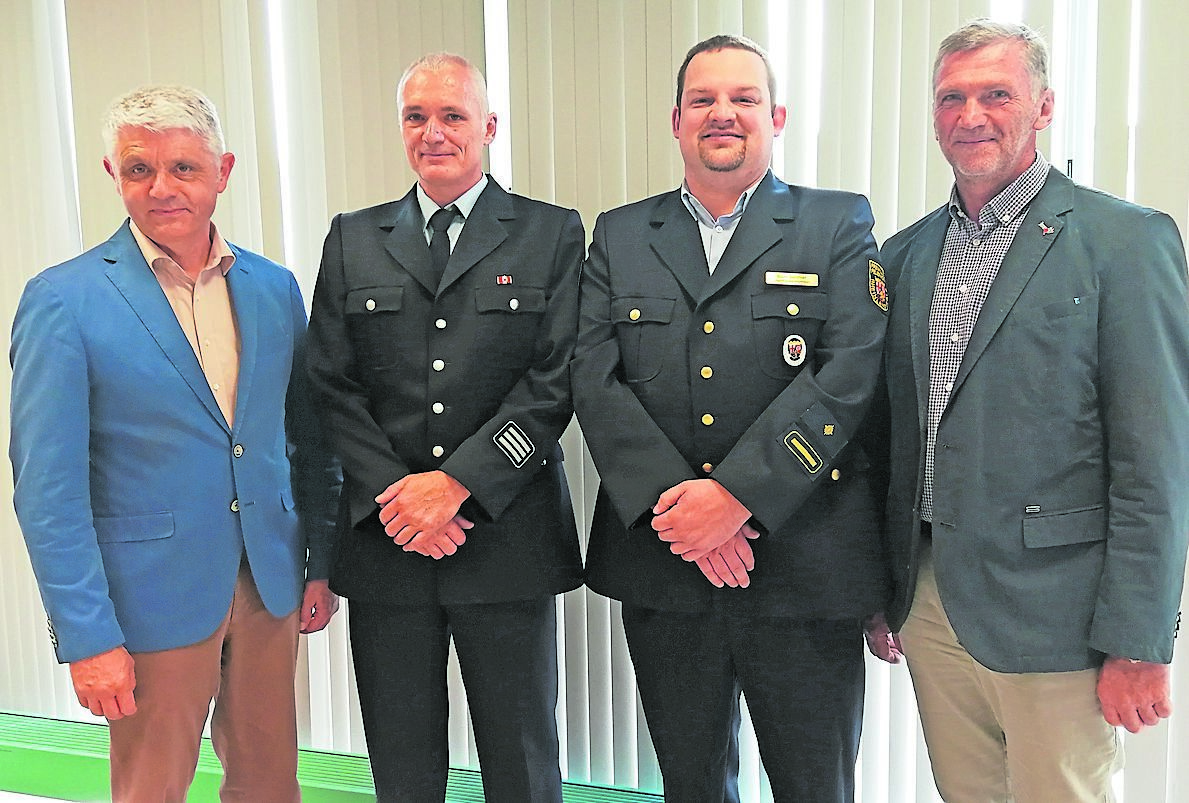 OB Matheis (links) führte Karl Heinz Bär (2. von links) in sein Amt als hauptamtlicher Stadtfeuerwehrinspekteur ein. Daneben Vorgänger Björn Sommer und ganz rechts Beigeordneter Jürgen Stilgenbauer. Foto: Kling