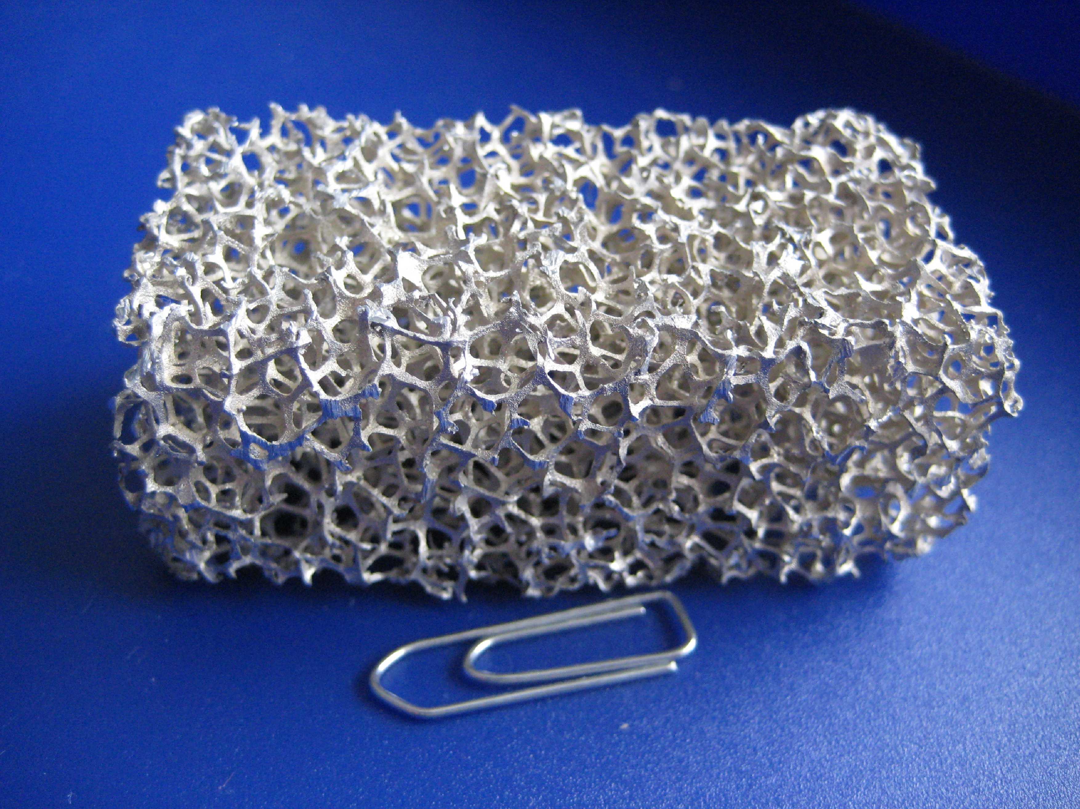 Er sieht aus wie Bierschaum, nur ohne Bier: Dieser offenzellige Metallschaum wird am Institut für digitale Materialforschung der Hochschule Karlsruhe – Technik und Wirtschaft entwickelt.