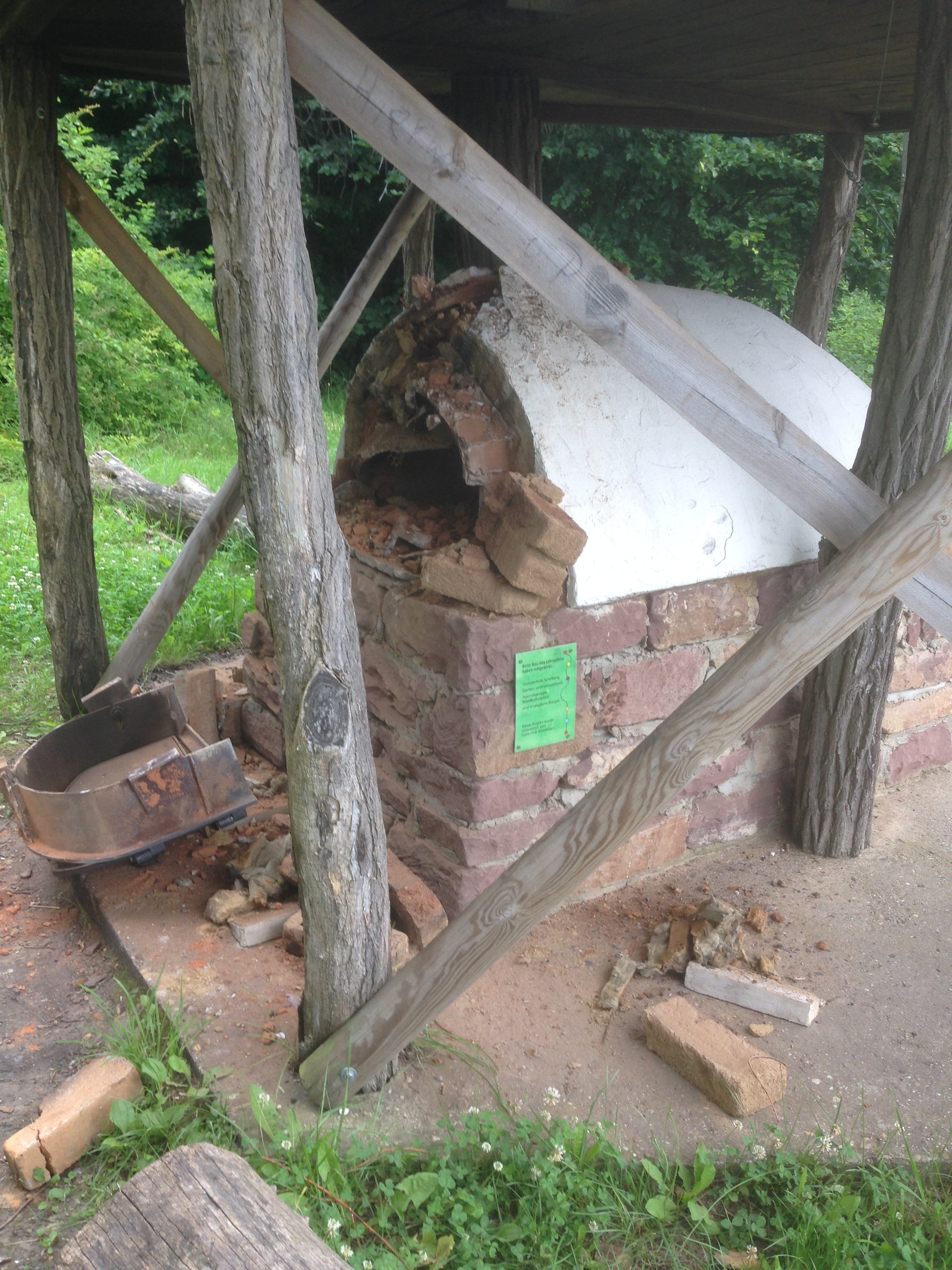 Vandalismusschaden am Backofen des Waldkulturpfads