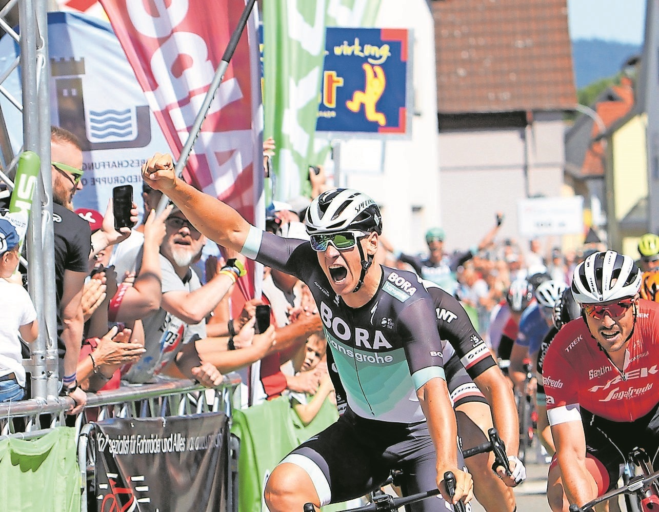 Zielfoto mit Sieger Pascal Ackermann.