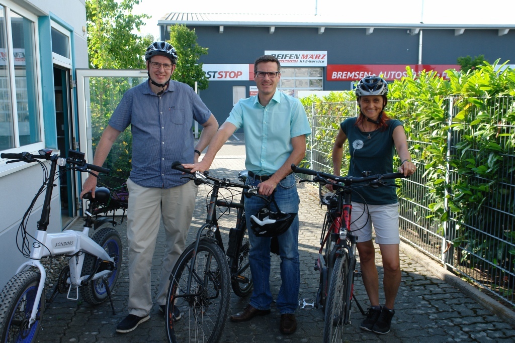 Stadträtin Babette Schulz, Stadtrat Martin Resch und Oberbürgermeister Sebastian Schrempp verzichten für die Aktion "Stadtradeln" drei Wochen auf das Auto und geben ihre Schlüssel im Rathaus ab.