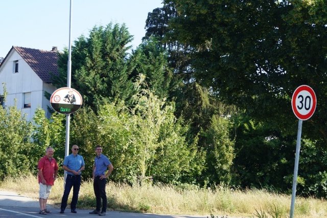 Ortsvorsteher Gerhard Bauer, Ordnungsamtsleiter Ronald Daum und Oberbürgermeister Sebastian Schrempp (v.l.) freuen sich, dass die Anlage so gut angenommen wird.