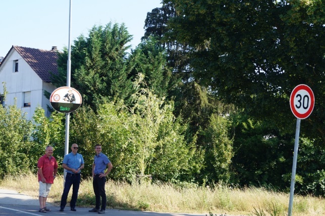 Ortsvorsteher Gerhard Bauer, Ordnungsamtsleiter Ronald Daum und Oberbürgermeister Sebastian Schrempp (v.l.) freuen sich, dass die Anlage so gut angenommen wird.