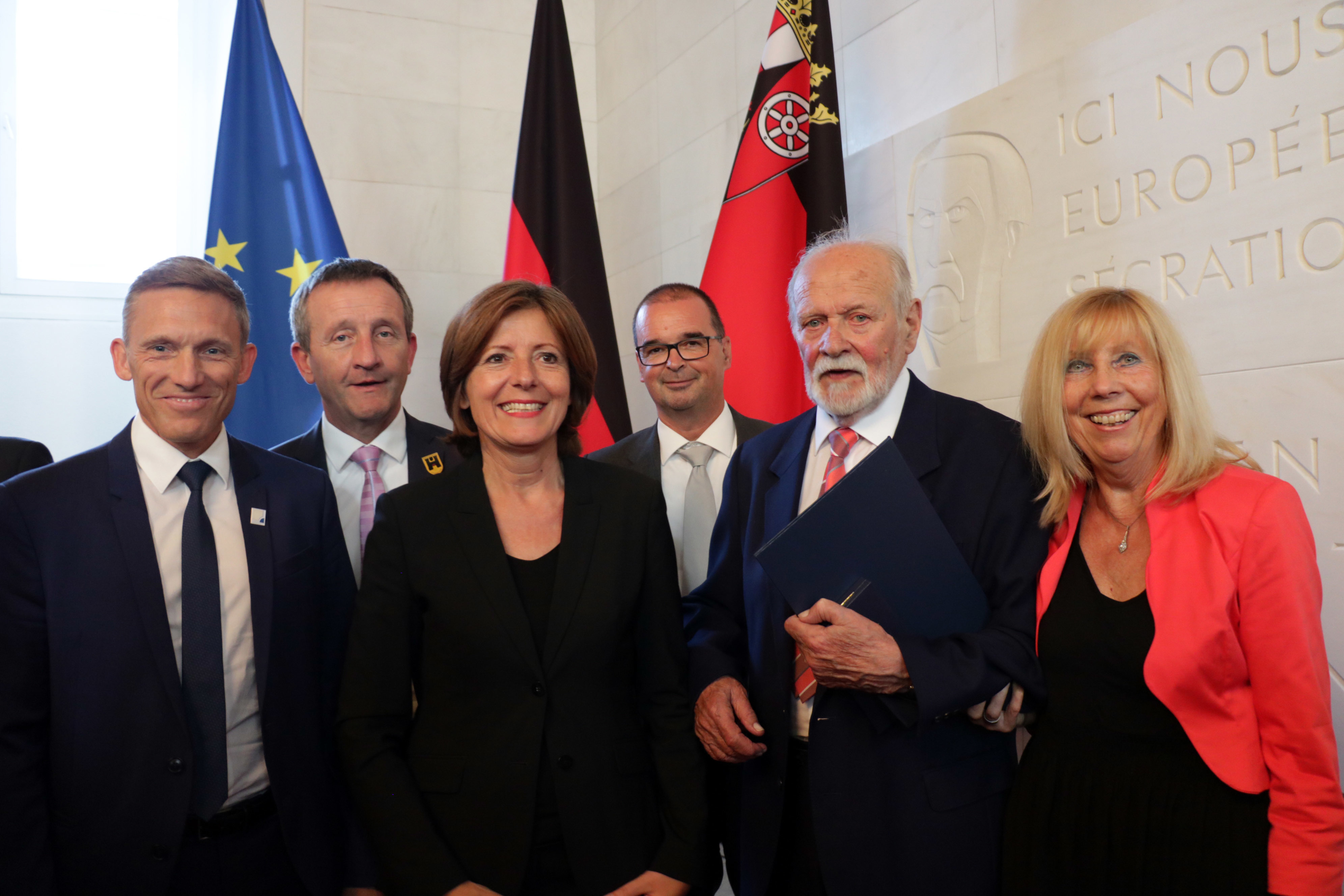 Landrat Ralf Leßmeister, Stadtbürgermeister Ralf Hersina, Ministerpräsidentin Malu Dreyer, Peter Degenhardt, der Bürgermeister der Verbandsgemeinde Landstuhl, sowie Theo und Sylvia Schohl bei der Verleihung in Mainz