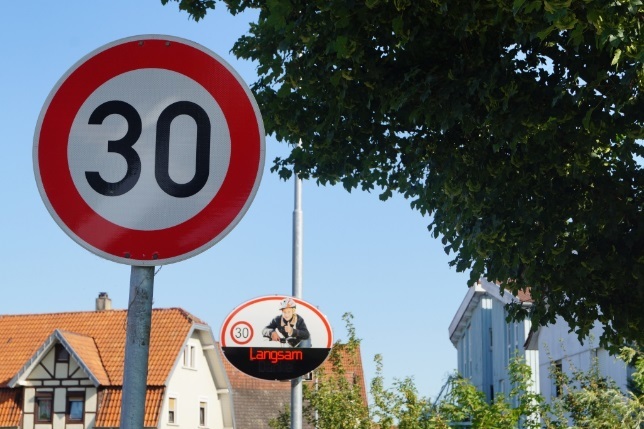 Das neue Dialogdisplay am Ortseingang Neuburgweier reagiert auf die Geschwindigkeit der Verkehrsteilnehmer.