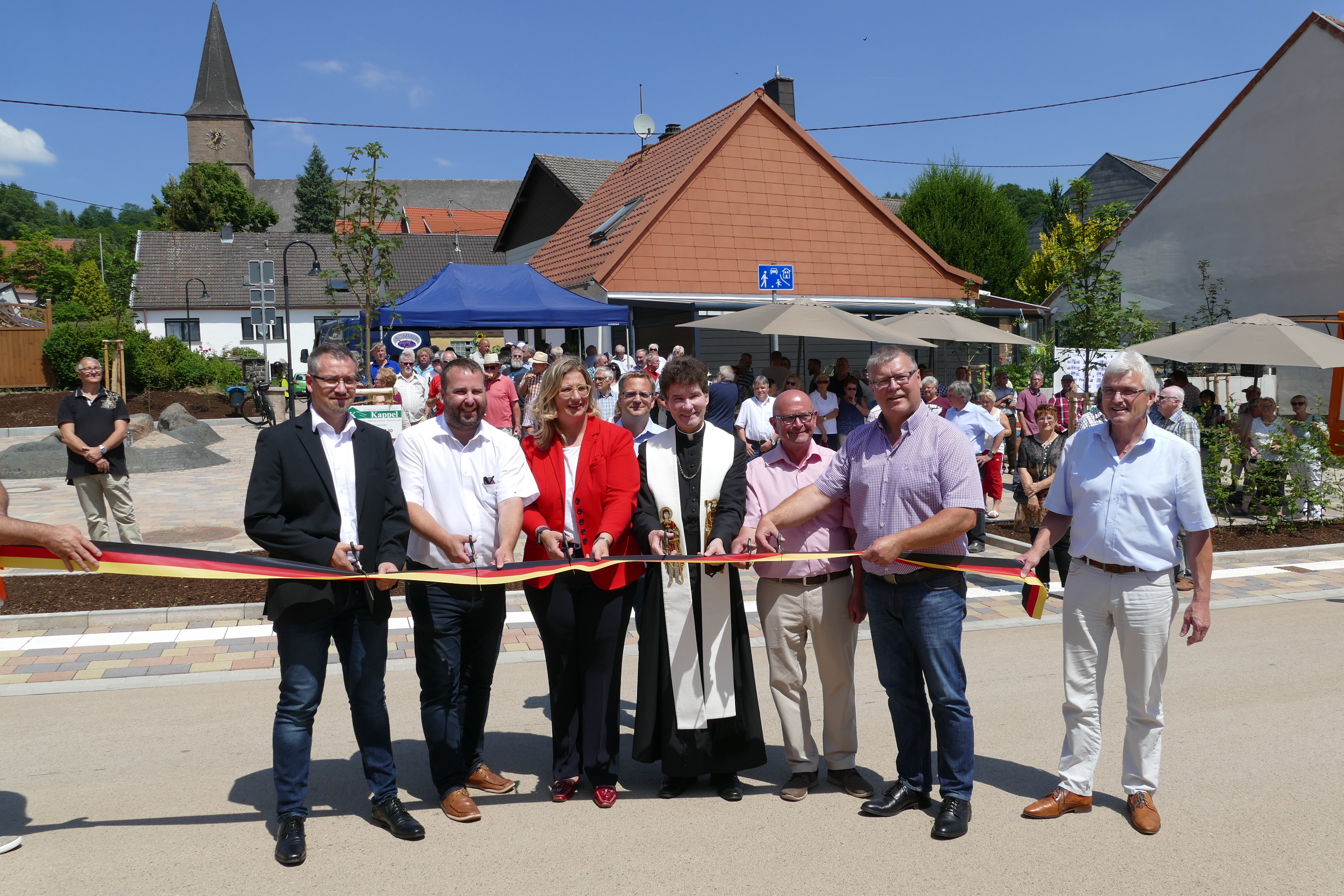 Symbolischer Banddurchschnitt mit der stellvertretenden Ministerpräsidentin Anke Rehlinger, Pastor Dr. Hanno Schmitt, Ortsvorsteher Roland Becker und Bürgermeister Karl-Josef Scheer.