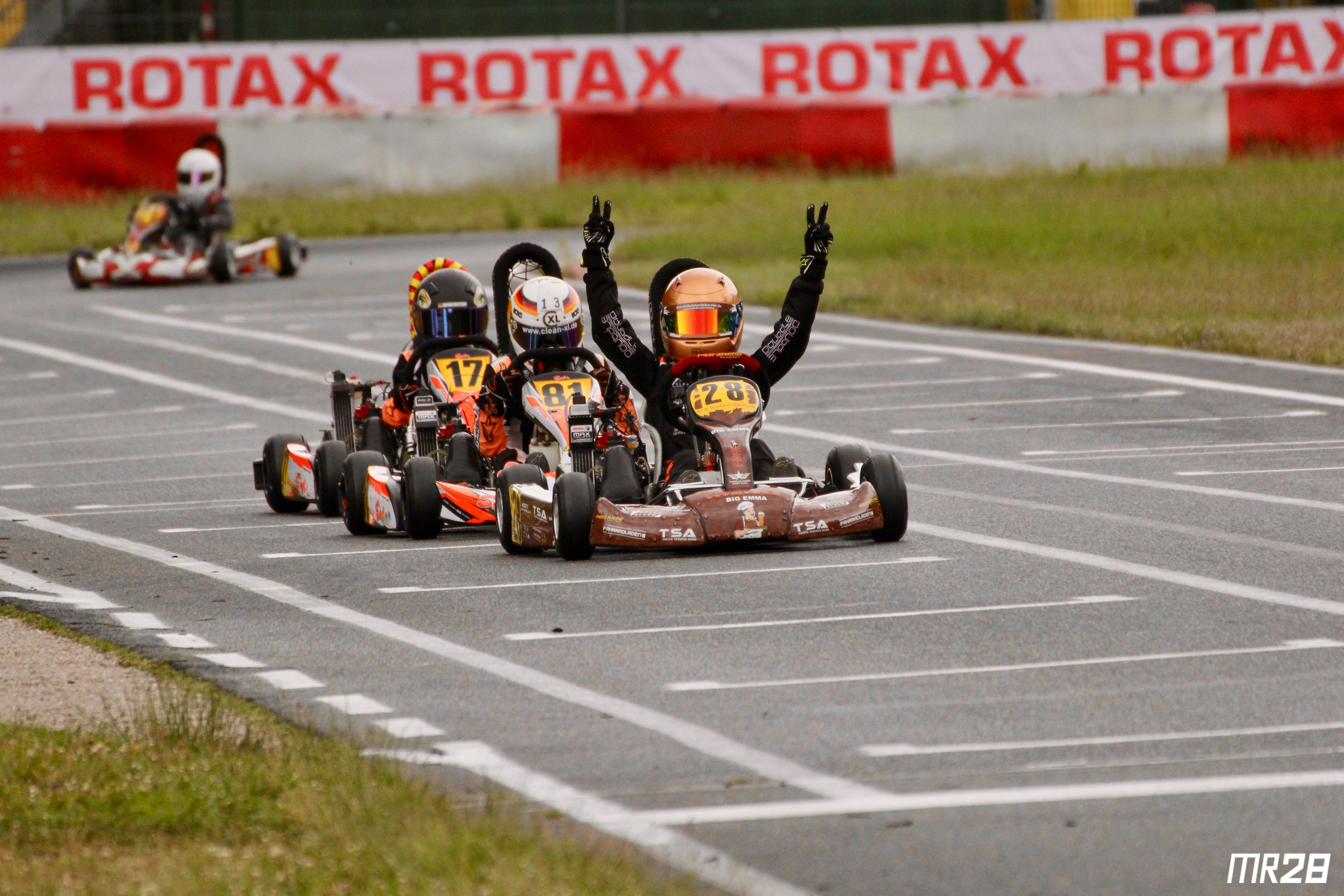 Sieg im ersten Lauf der Rotax Micro Klasse in Kerpen.
Die packenden und spannenden Rennen können auf dem YouTube-Kanal von Max Reis noch einmal verfolgt werden:
https://www.youtube.com/channel/UC4W7JrB2xvjI3y1xhVj1PnQ