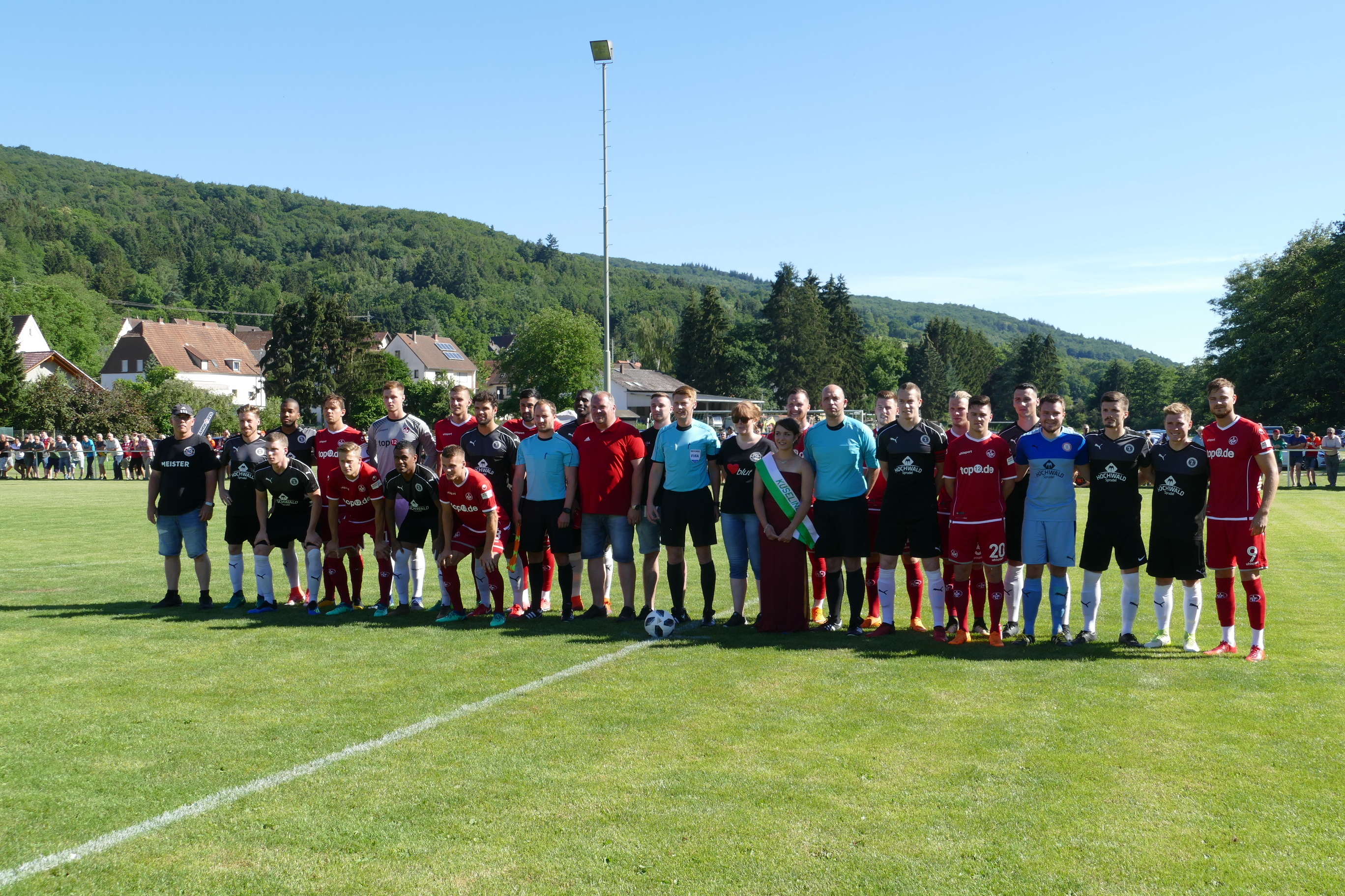 Beide Teams vor dem Anpfiff mit dem Schiedsrichter-Gespann.