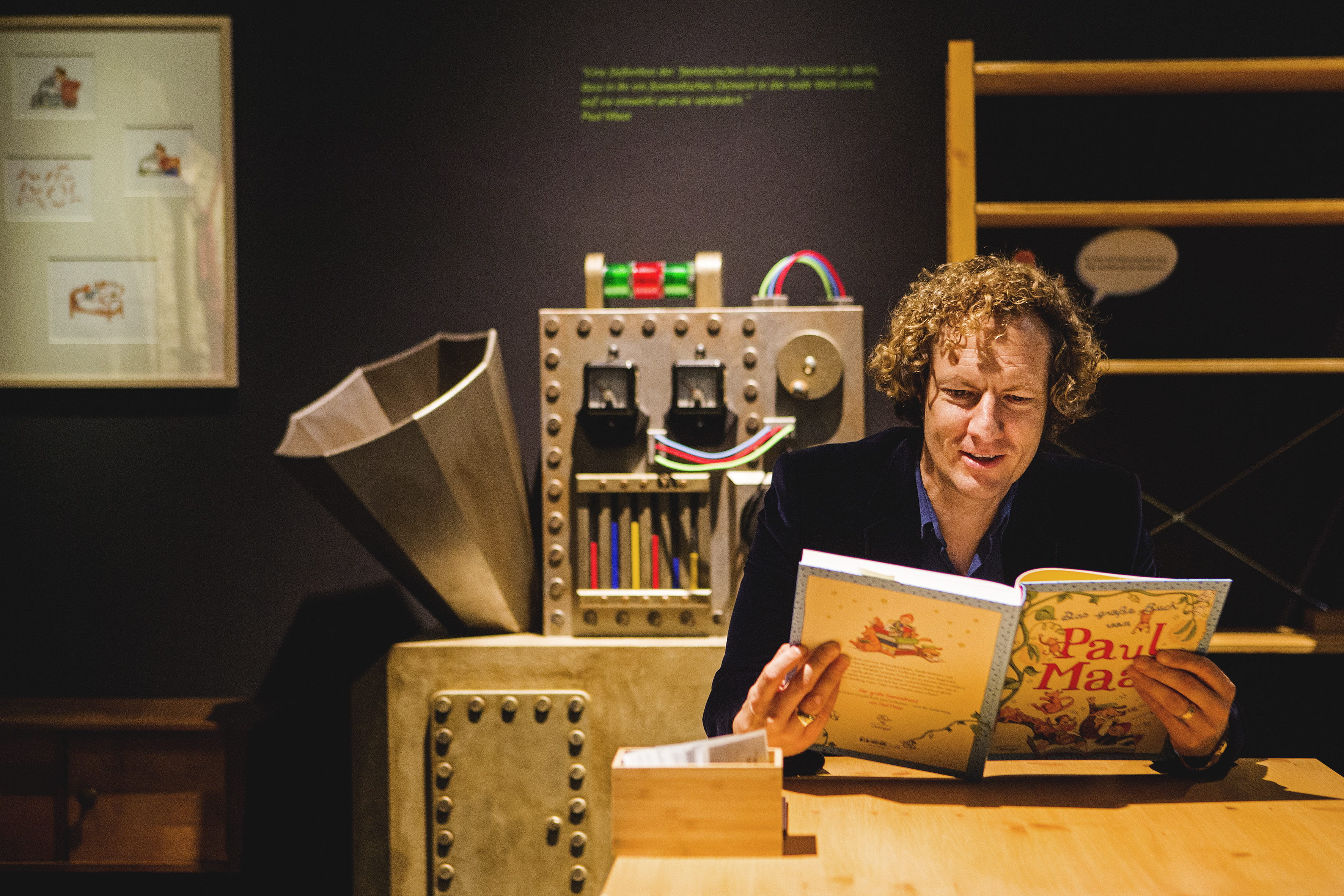 Alexander Schubert, Direktor des Historisches Museums, liest aus "Das große Buch von Paul Maar".