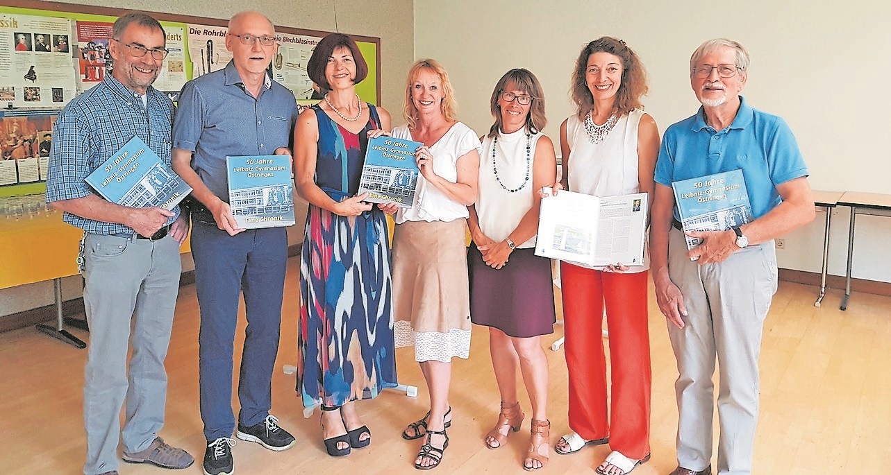Die "Macher" der Chronik halten die ersten Exemplare in Händen.