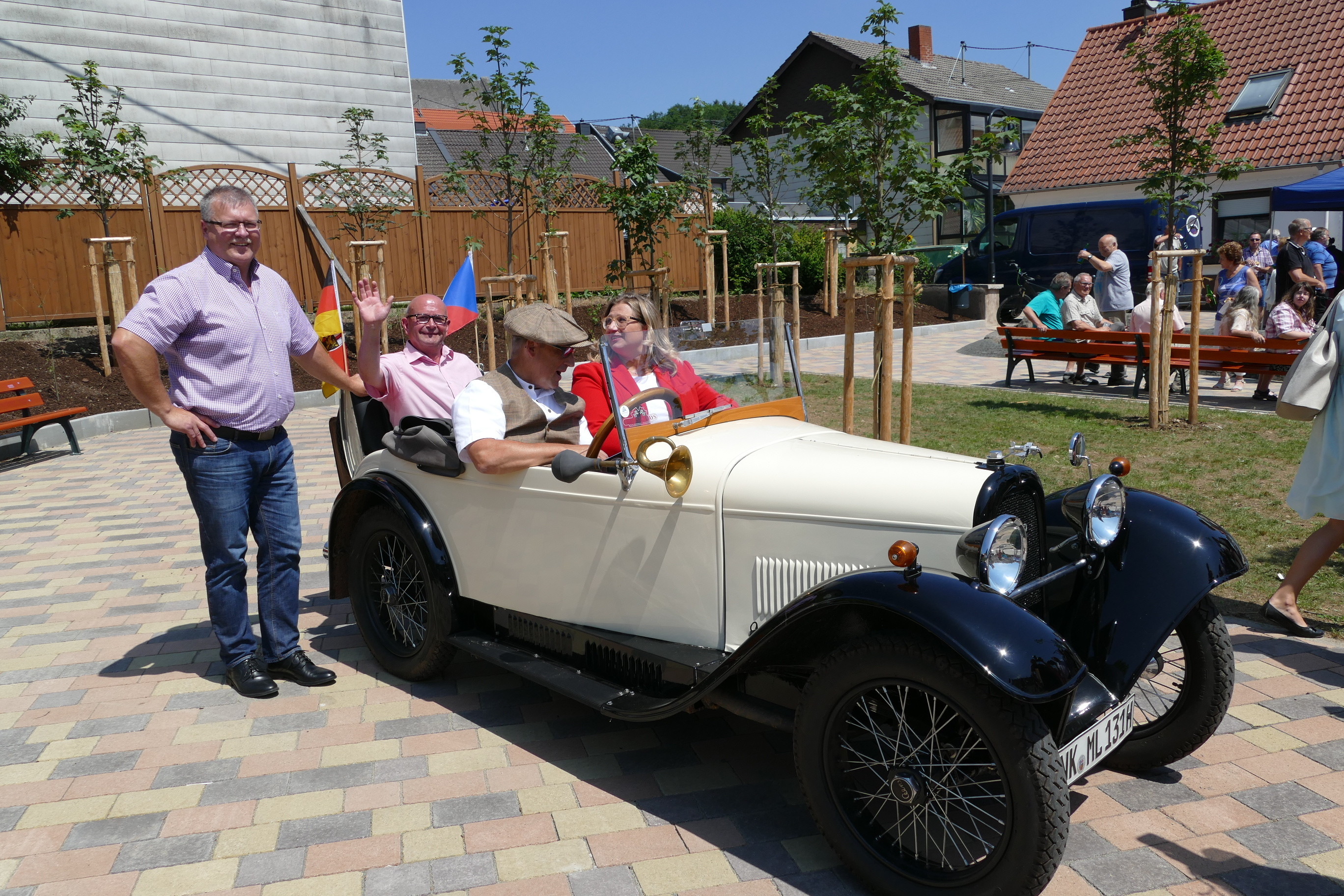 „Testfahrt“ mit Anke Rehlinger, Roland Becker und Manfred Leibfried, stehend Bürgermeister Karl-Josef Scheer.