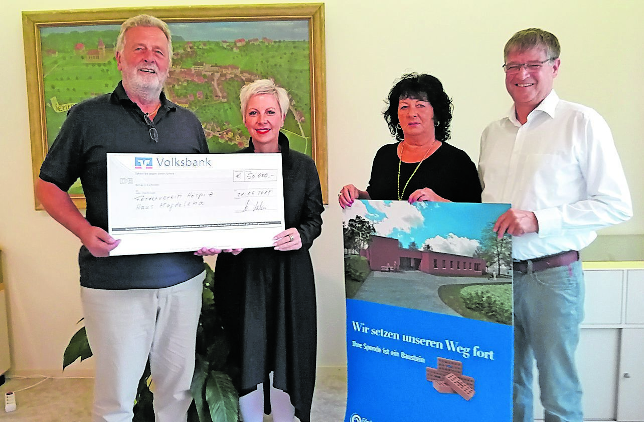 Für die Erweiterung des Hospiz "Haus Magdalena" in Pirmasens spendeten Christel (2. von rechts) und Werner Wilhelm (links) 50.000 Euro an den Förderverein, vertreten durch Dr. Carsten Henn (rechts) und Anette Legleitner. Foto: Kling