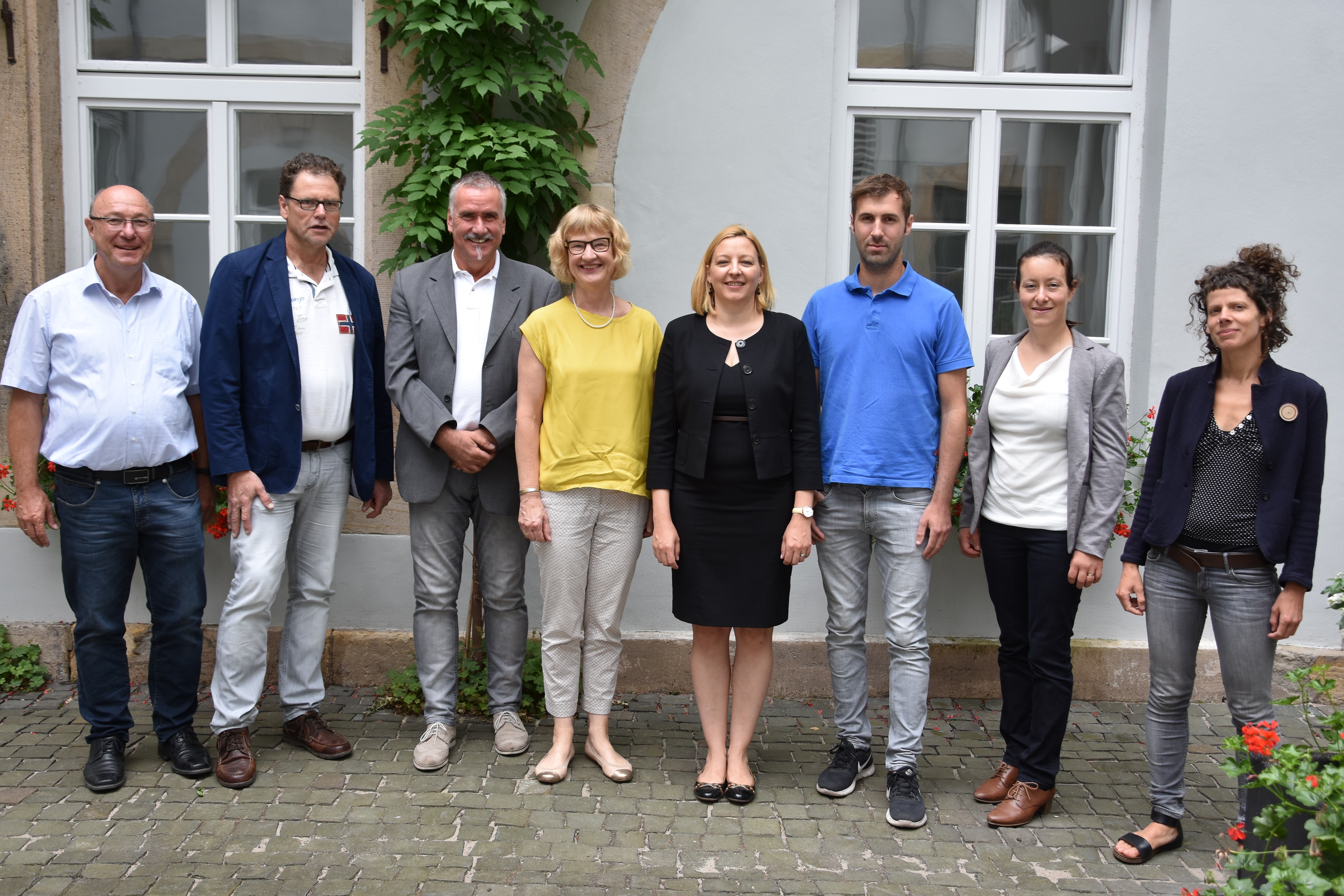 Machen sich gemeinsam auf den Weg zu einem Klimaanpassungskonzept für die Stadt Landau: Dr. Rainer Röckle, Geschäftsführer des Fachbüros „iMA“, Markus Abel, Leiter des städtischen Umweltamts, Beigeordneter und Umweltdezernent Rudi Klemm, Edith Schütze, Geschäftsführerin vom Fachbüro „faktorgruen“, Tanja Starck, Projektleiterin für das Klimaanpassungskonzept beim städtischen Umweltamt, Tobias Joa, Koordinator für die Neuaufstellung des Flächennutzungsplans beim städtischen Bauamt, Dr. Christine Ketterer vom Fachbüro „iMA“ und Sonja Blaser vom Fachbüro „Faktorgruen“ (v.l.n.r.). Foto: stp