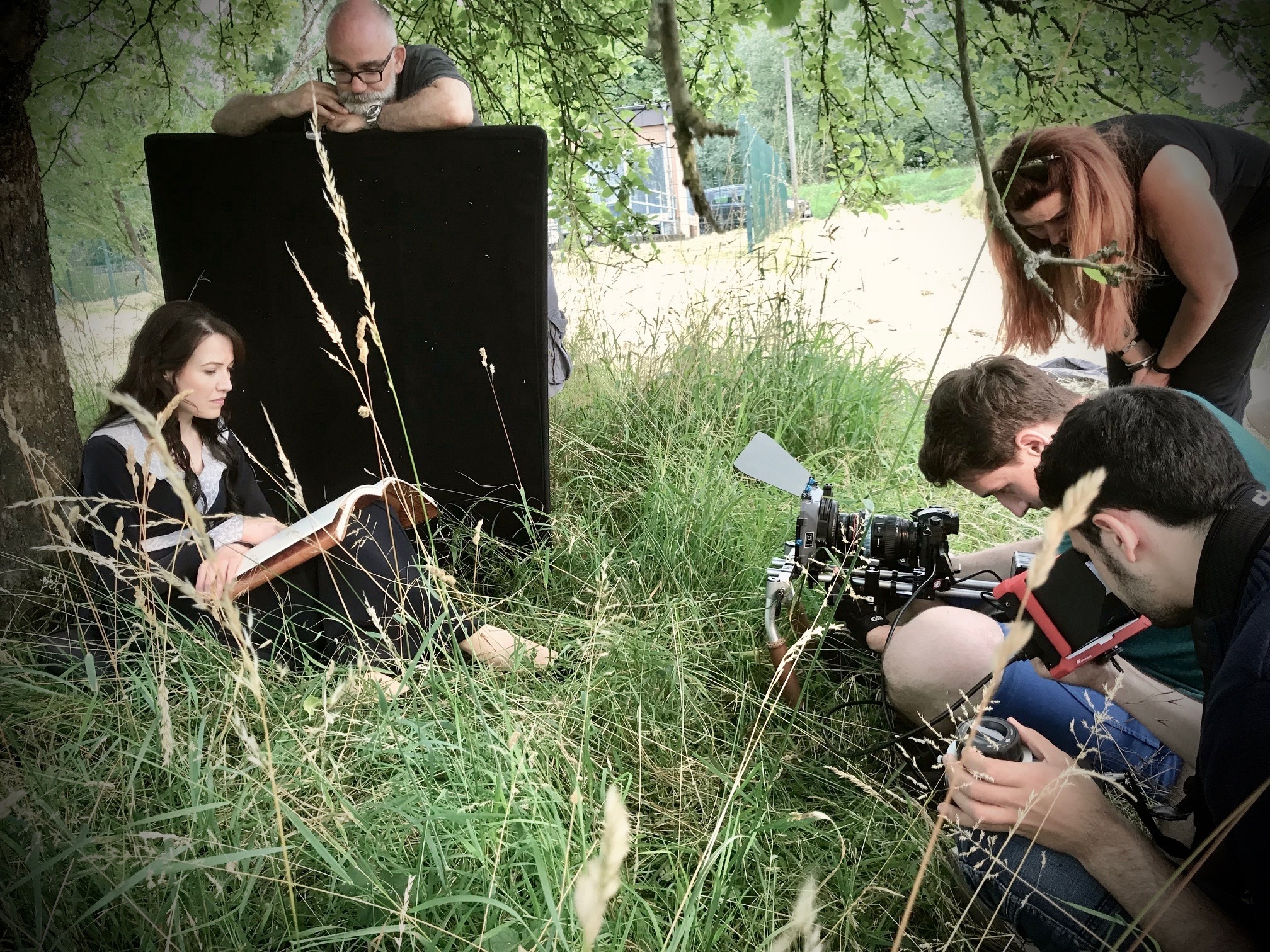 Hier entsteht eine wichtige Szene für den "Magie der Schatten"-Trailer (von links nach rechts: Nadine Knobloch, Alex de Pew, Katrin Hunting, Vincent Ecker, River Casas)