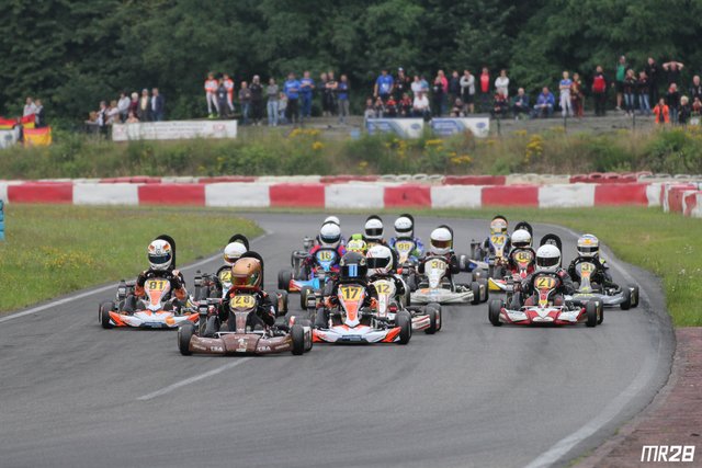 Das Fahrerfeld bei der Anfahrt auf Kurve 1... | Foto: Motorsport XL