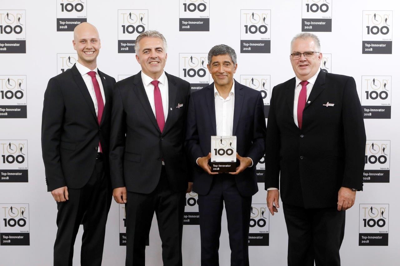 Edgar und Ulrich Hetzel (v.l.n.r.), sowie Nick Raad, Assistent der Geschäftsleitung, wurden von TV-Moderator und Mentor von „Top 100“ Ranga Yogeshwar im Rahmen der Preisverleihung am 29. Juni 2018 in Ludwigsburg ausgezeichnet.