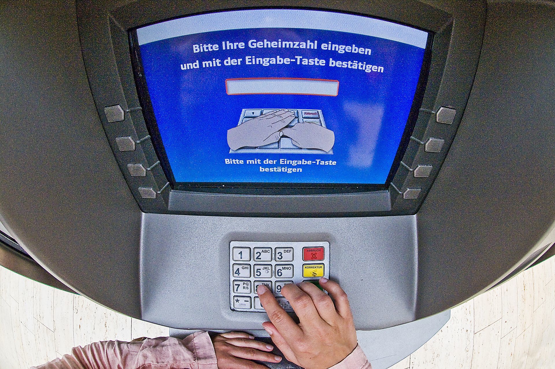Ein Bankautomat in Lustadt wurde ausgeraubt. (Symbolbild)