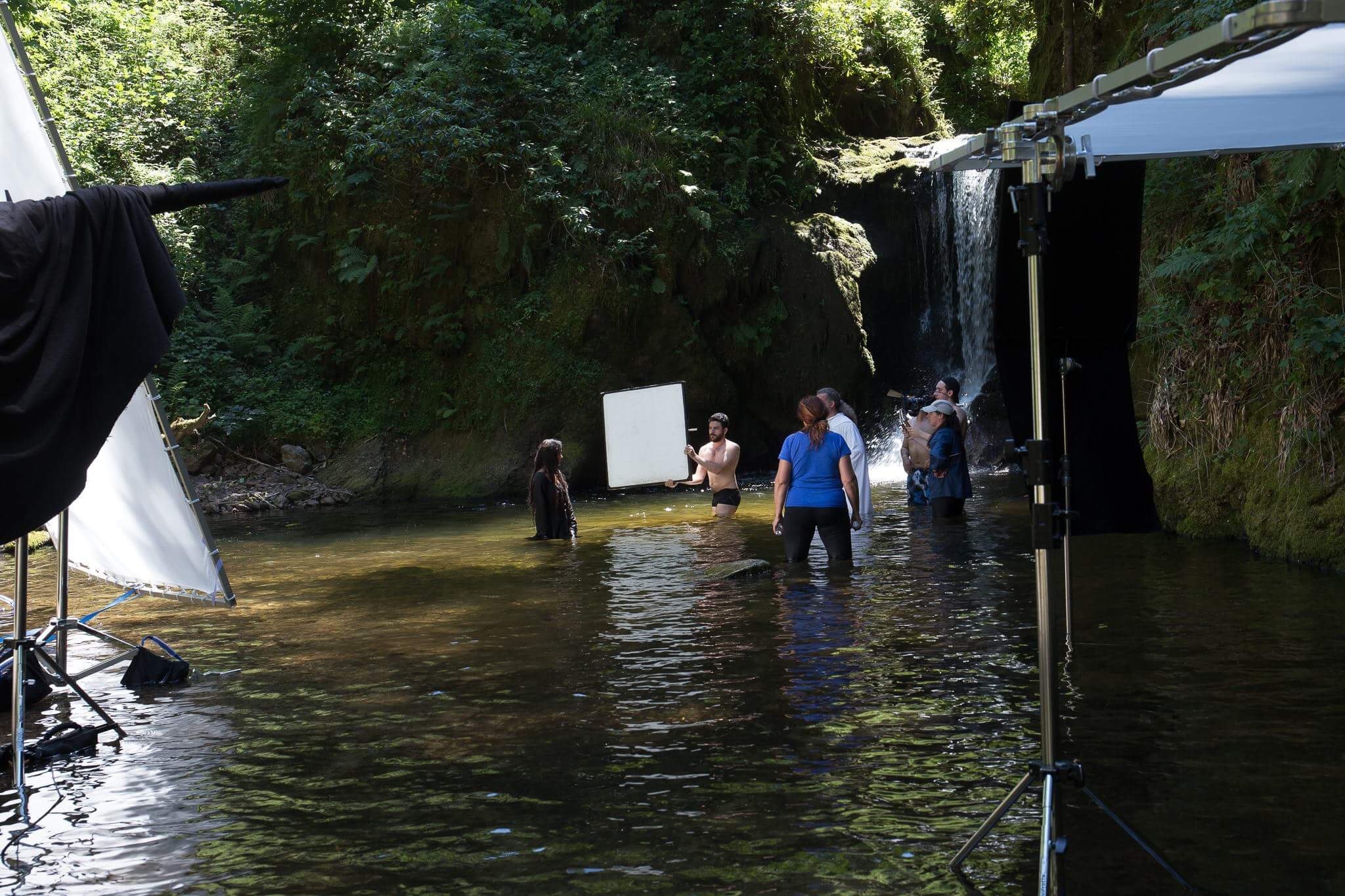 Romantische Kulisse: Filmaufnahmen am Gerolsauer Wasserfall (von links nach rechts: Dagmar Ohnemus, Virgile Bikindou, Katrin Hunting, Jean-Claude Knobbe, Vincent Ecker, Constanza S. Steinberg)