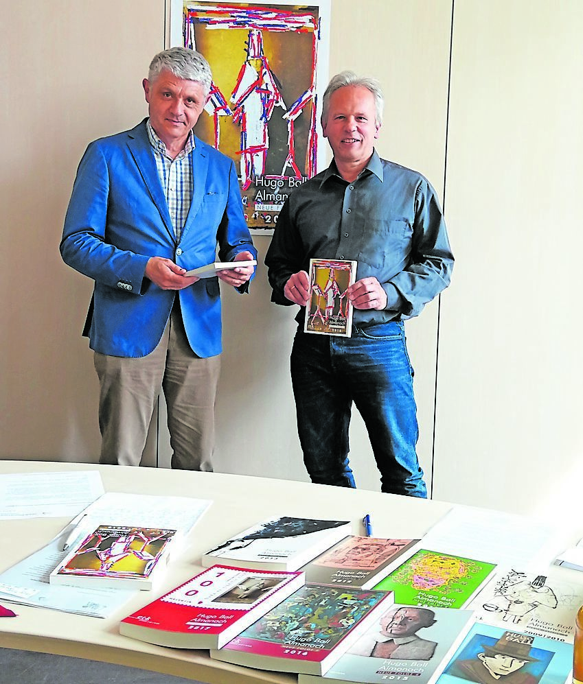 Literarische Vielfalt: Im Vordergrund ein Teil der bisher erschienen Almanach-Folgen, bearbeitet von Dr. Eckhard Faul (rechts im Bild mit der neuen Ausgabe). Links OB Dr. Bernhard Matheis. Foto: Kling