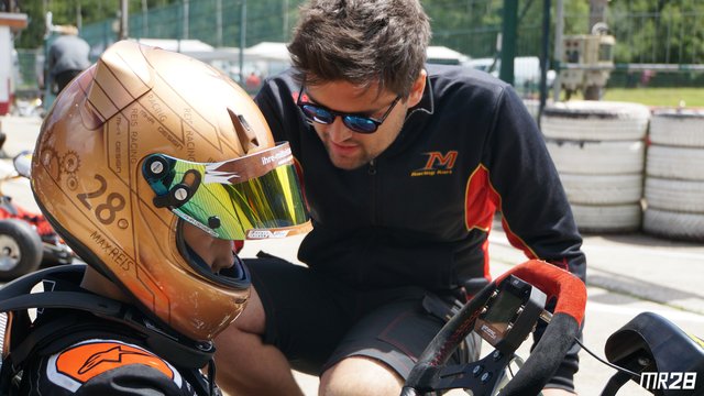 Letzte Anweisungen vor dem Start von Mechaniker Max Weidlich.... | Foto: Max Reis Presse
