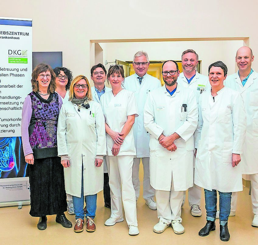 Da freuen sich alle zusammen: Das Team und die Arbeit des Darmkrebszentrum des Theresienkrankenhauses wurde erneut ausgezeichnet.