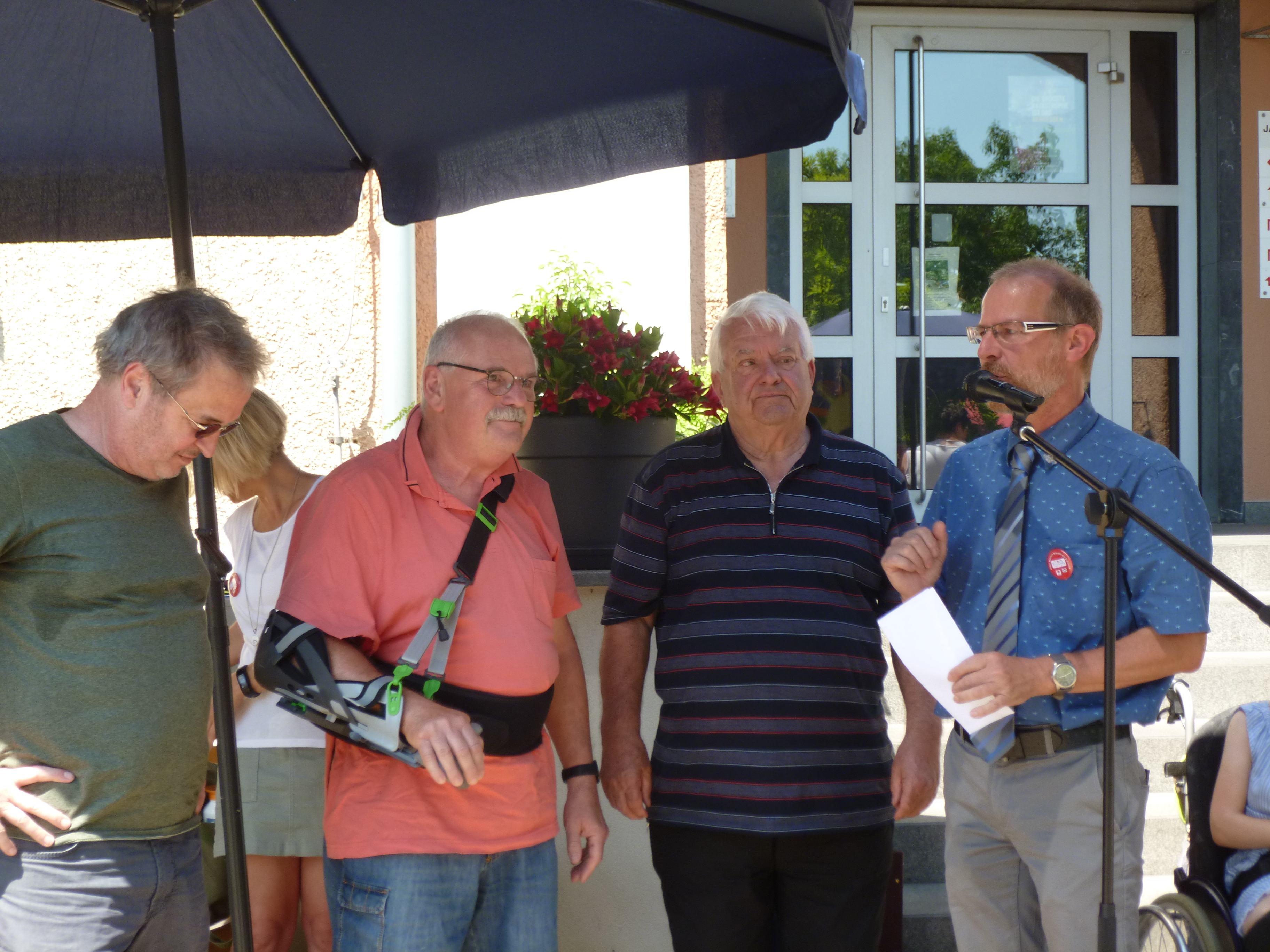 Dank für Verdienste: Thomas Moser (Gesamtleiter des Caritas-Förderzentrums, rechts) würdigte (von rechts nach links) die Arbeit der früheren leitenden Mitarbeiter Franz Eckerle, Helmut Reinhardt und Albert Huber. Foto: Hirsch