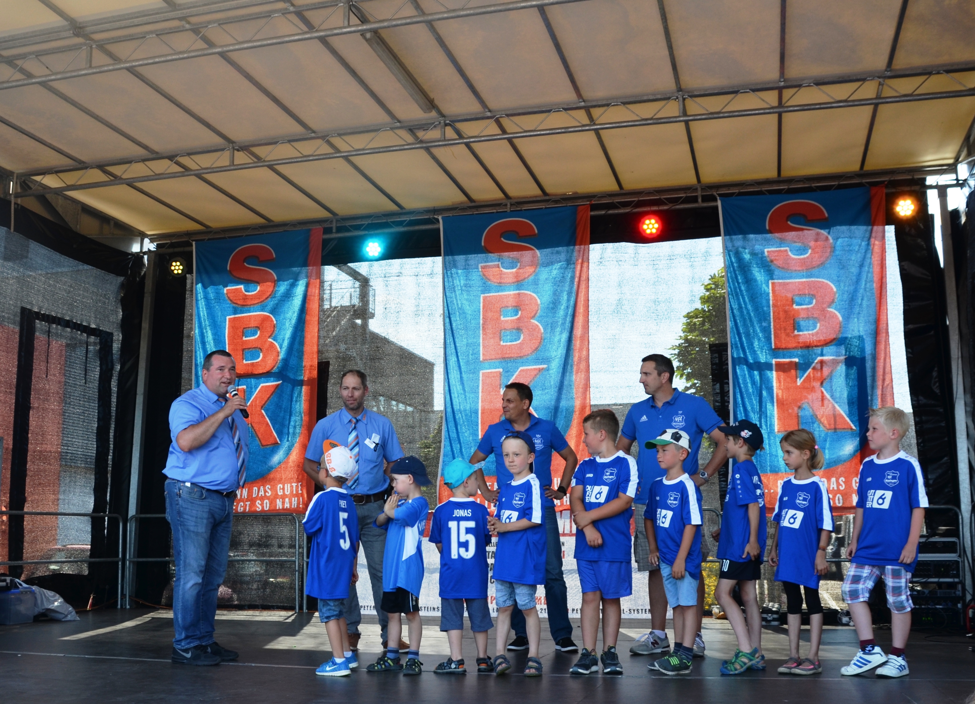 Im Rahmen des Kinderfests beim SBK Landau gab es auch eine Spende aus den Pfandbons für die Bambinis des VfL Essingen. Foto: Malinak