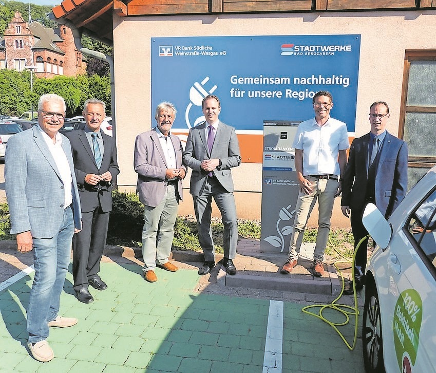 (V.l.n.r.): Dr. Fred-Holger Ludwig (Bürgermeister der Stadt Bad Bergzabern), Theofried Schmidbauer (Mitglied des Vorstands der VR Bank Südliche Weinstraße-Wasgau eG), Hermann Bohrer (Bürgermeister der Verbandsgemeinde Bad Bergzabern), Dr. Marco Kern (Vorsitzender des Vorstands der VR Bank), Christian Müller (Geschäftsführer der Stadtwerke) und Timo Memmer (Bereichsleiter Vorstandsstab der VR Bank) bei der Einweihung der E-Ladesäule auf dem Parkplatz der VR Bank.