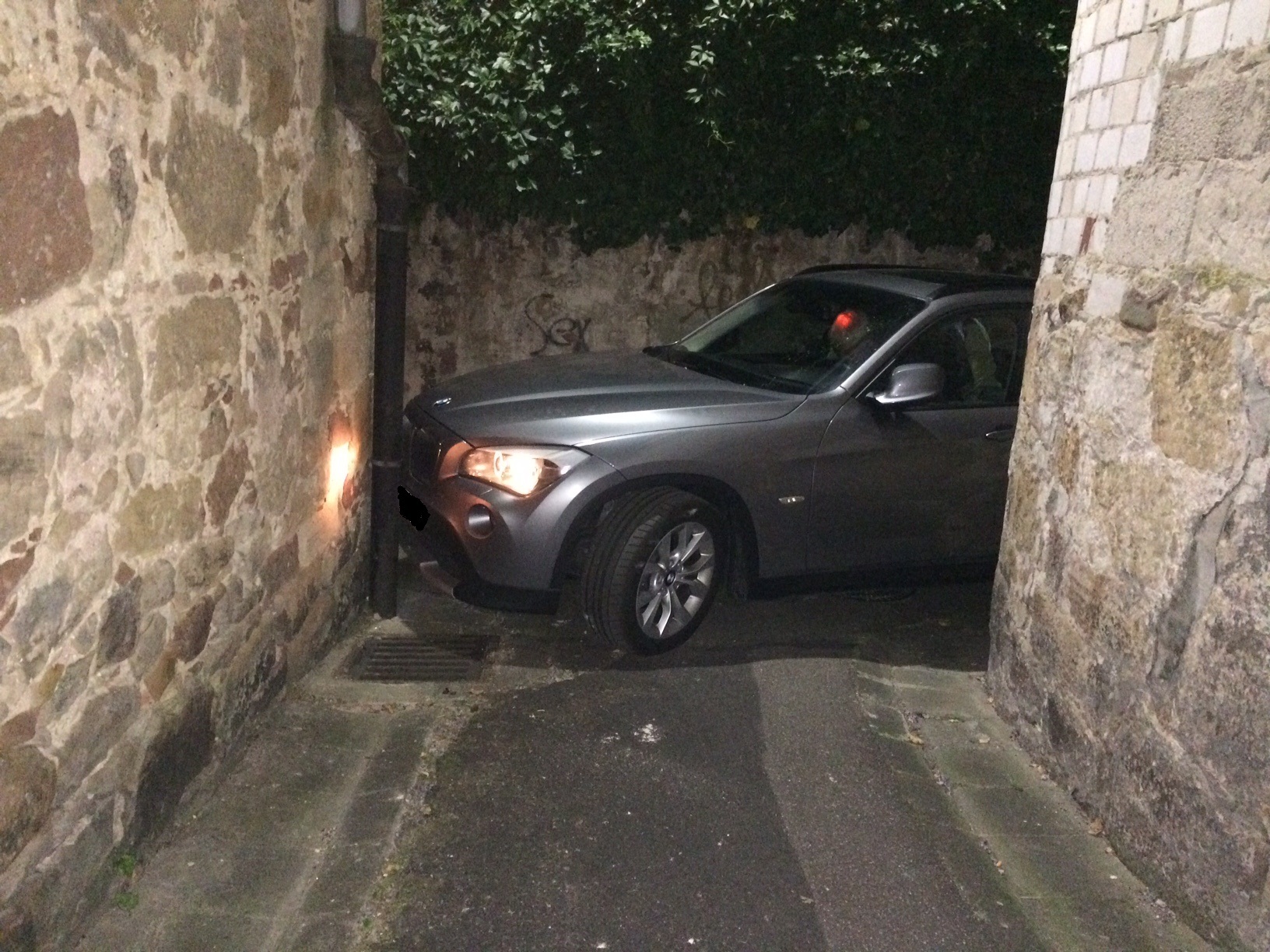 Kein Durchkommen mehr gab es für diesen BMW in einer Edenkobener Gasse. Foto: Polizei