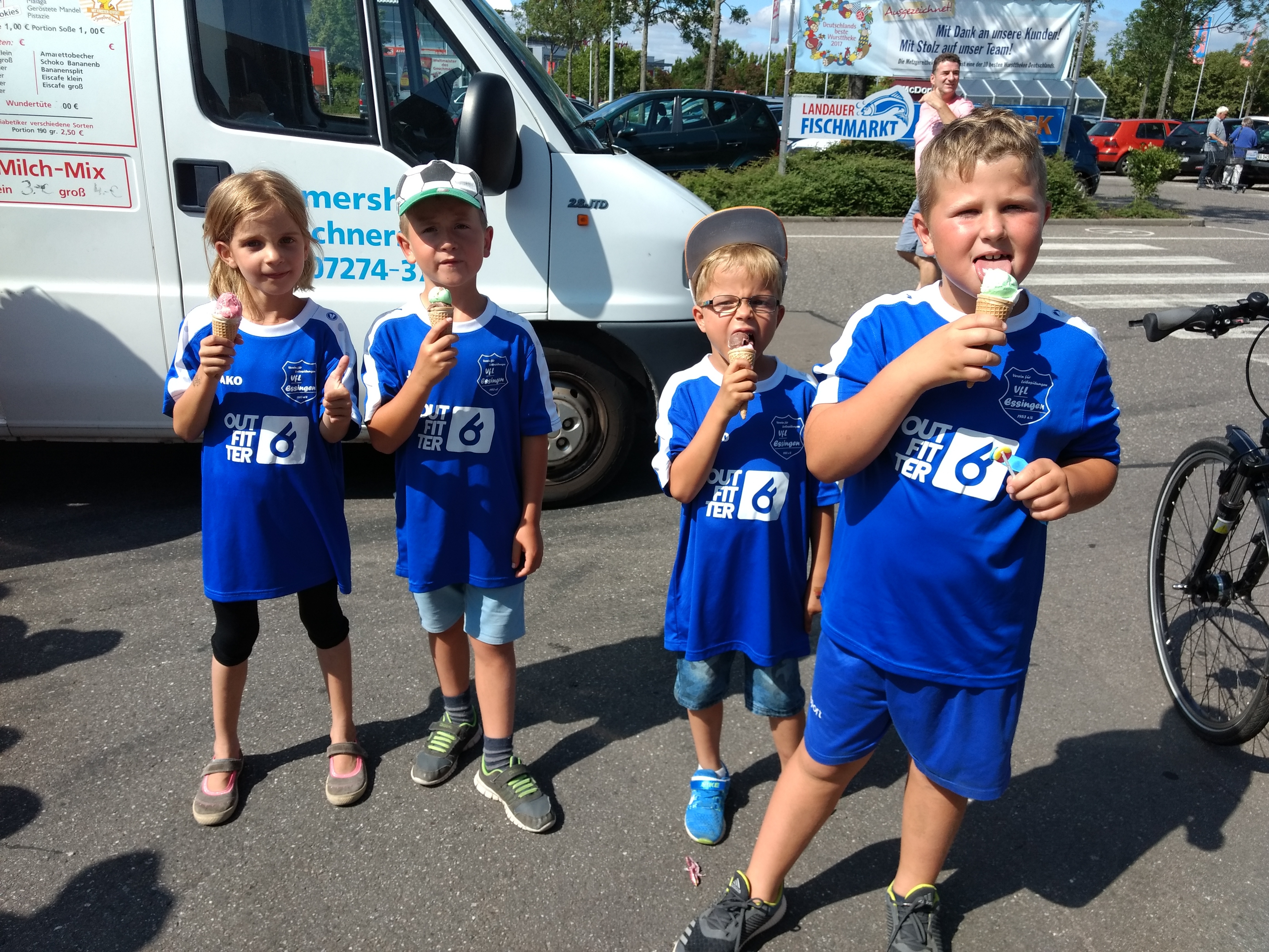 Heiß war es, da kam ein Eis gerade recht für die Kids. Foto: Malinak
