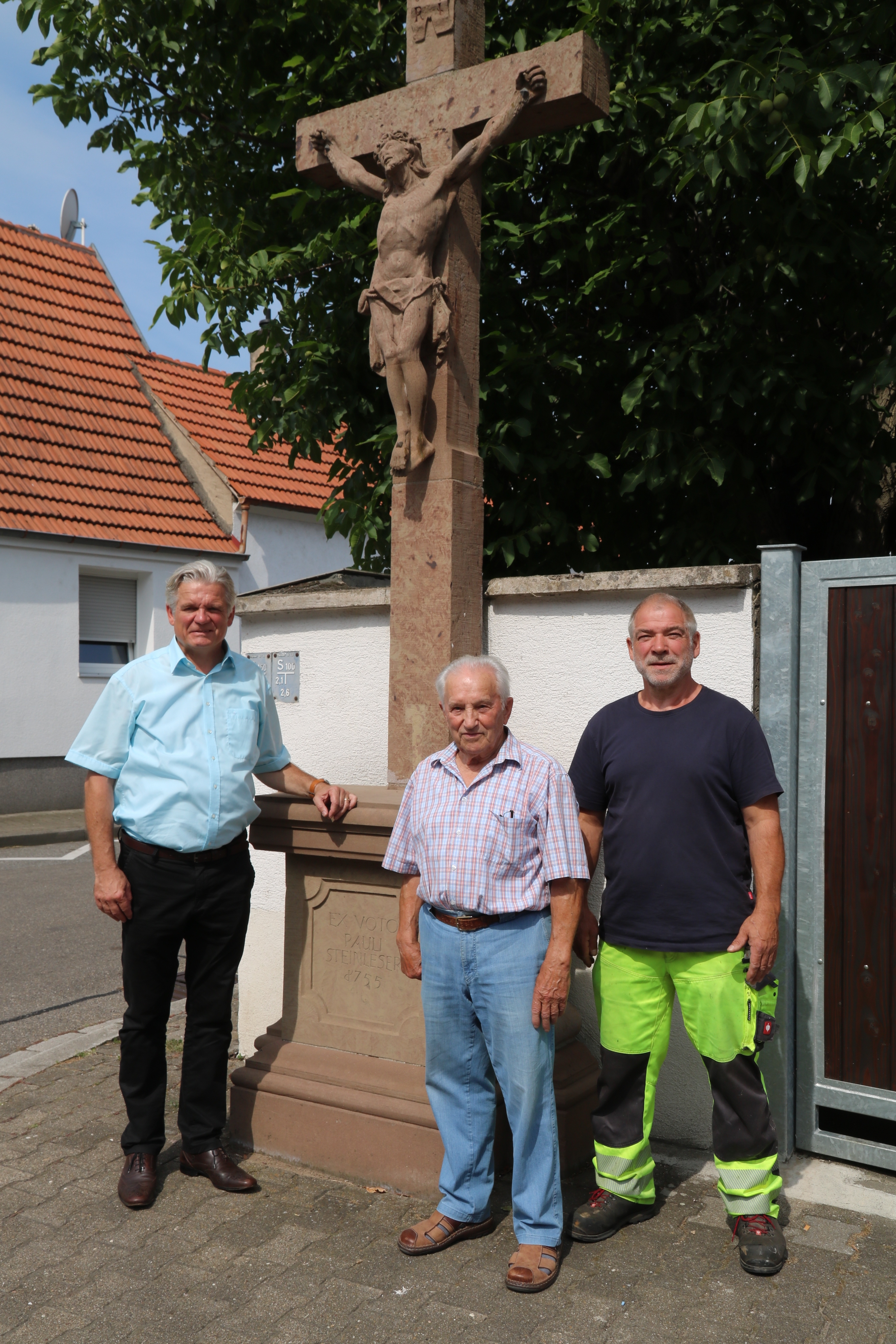 Bürgermeister Thomas Ackermann (li.) bedankte sich bei Lukas Notheisen, der von Reinhardt Notheisen (re.) vom Gemeindebauhof unterstützt worden war