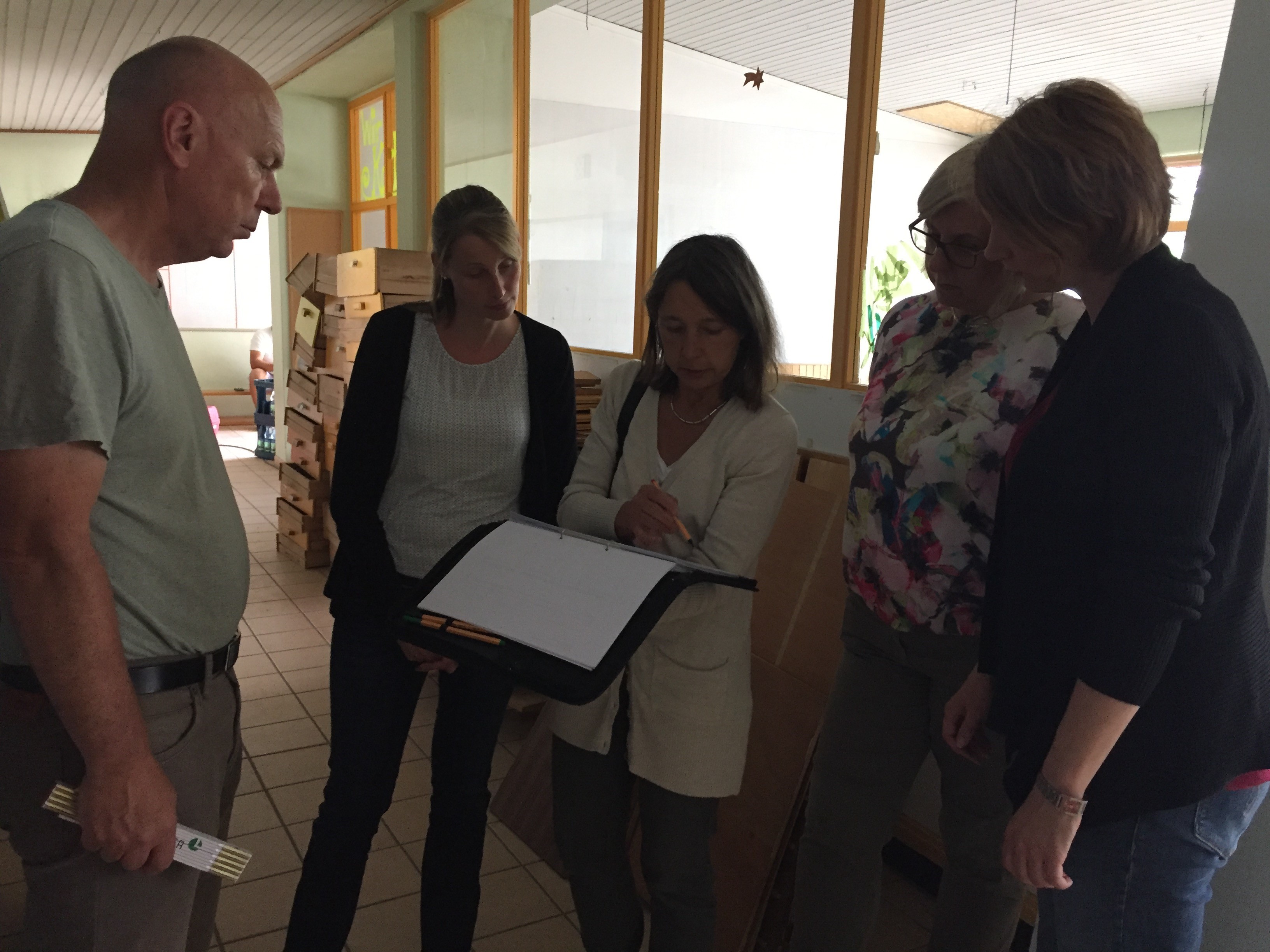 Baustellenbesprechung: Die Architekten Kerstin Büttner (Mitte) und Reinhold Mack (von links) von den Mack-Architekten aus Lingenfeld mit (von links) Stellvertretende Kita-Leiterin Nicole Schubert, Erste Stadtbeigeordnete Angelika Fesenmeyer und Kita-Leiterin Carmen Hüther. Foto: Trauth