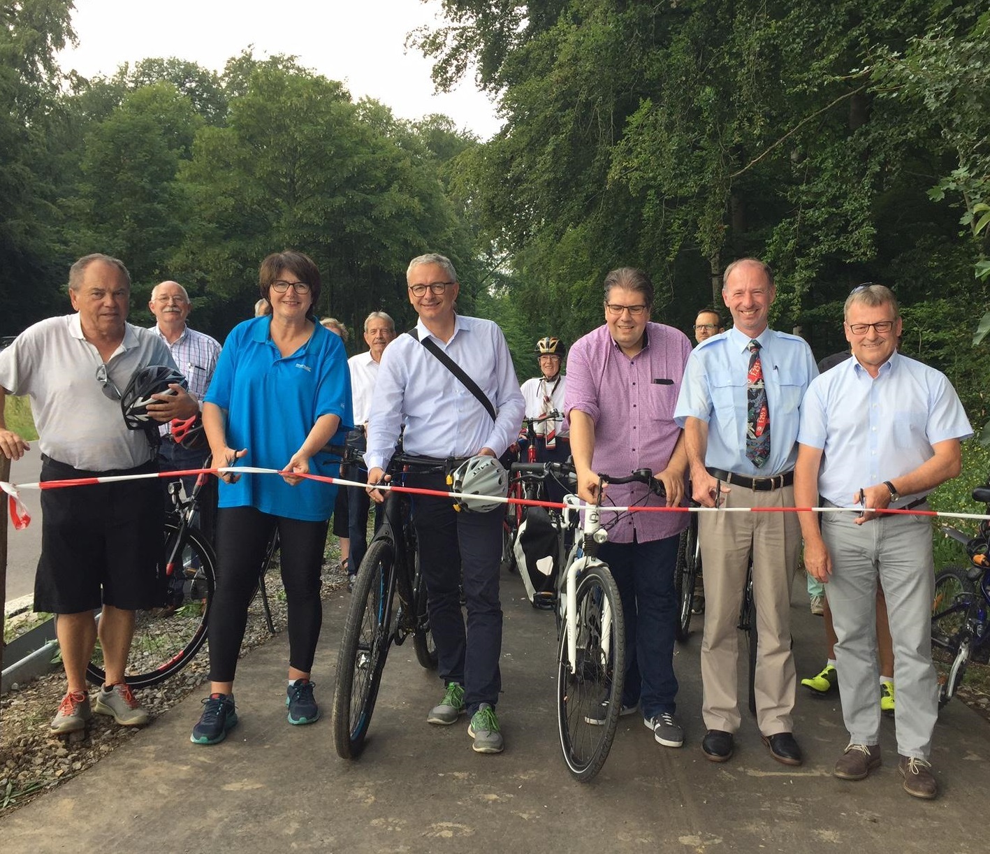 Der Radweg zwischen Obergrombach und Helmsheim wurde freigegeben. Mit dabei waren Oberbürgermeisterin Cornelia Petzold-Schick (2. v.l.), Landrat Dr. Christoph Schnaudigel (3. v.l.), MdL Dr. Rainer Balzer (2. v.r.) und MdL Ulli Hockenberger (1. v.r.)