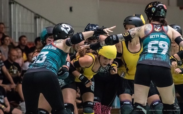 rocKArollers vs Zombie Rollergirlz Münster | Foto: Paul Needham