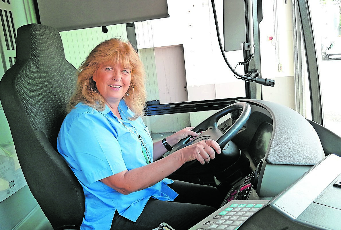 Wenn sie mit dem Omnibus der Verkehrsbetriebe Pirmasens in der Stadt unterwegs ist, fühlt sich Regina Landau-Greiner in ihrem Element. Foto: Kling