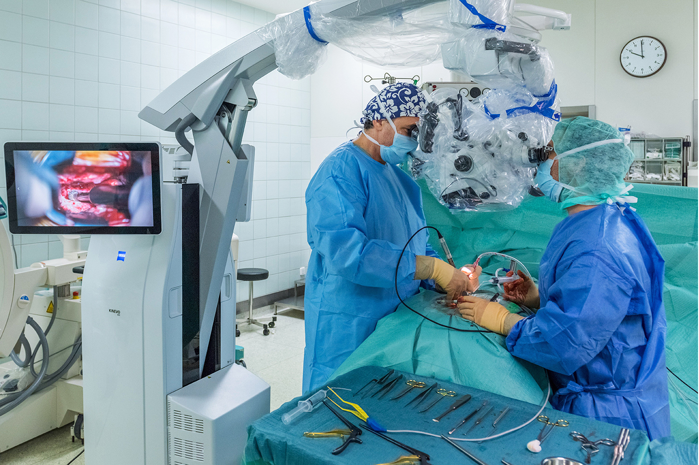Neues Operationsmikroskop im Einsatz bei einer neurochirurgischen Operation