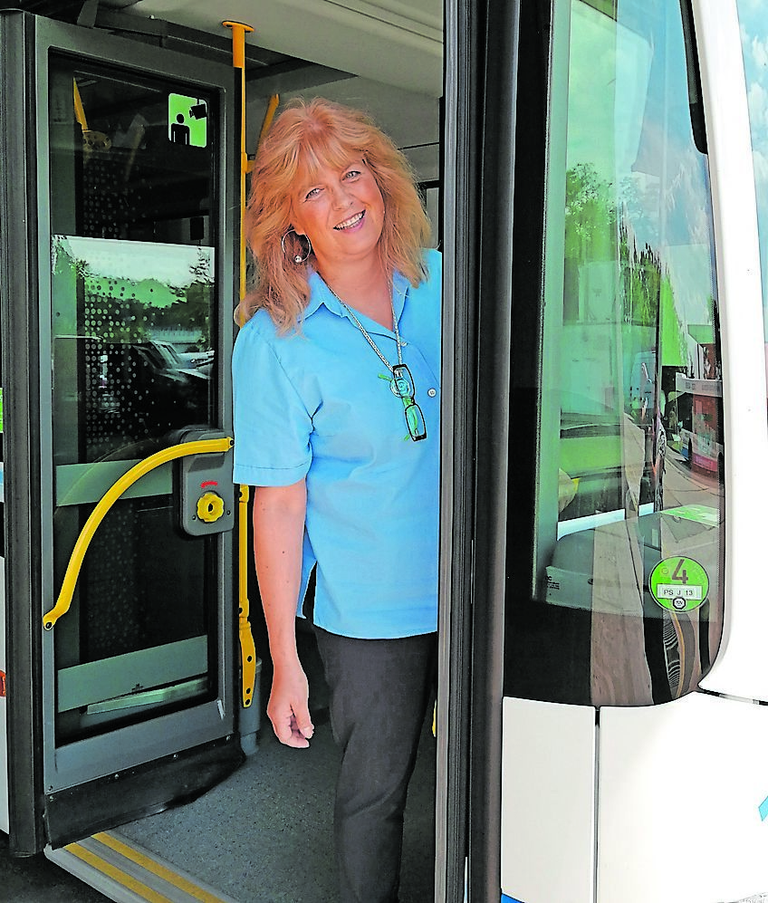 Eine Busfahrerin, die keine Angst vor großen Trucks hat: Regina Landau-Greiner (57). Foto: Kling