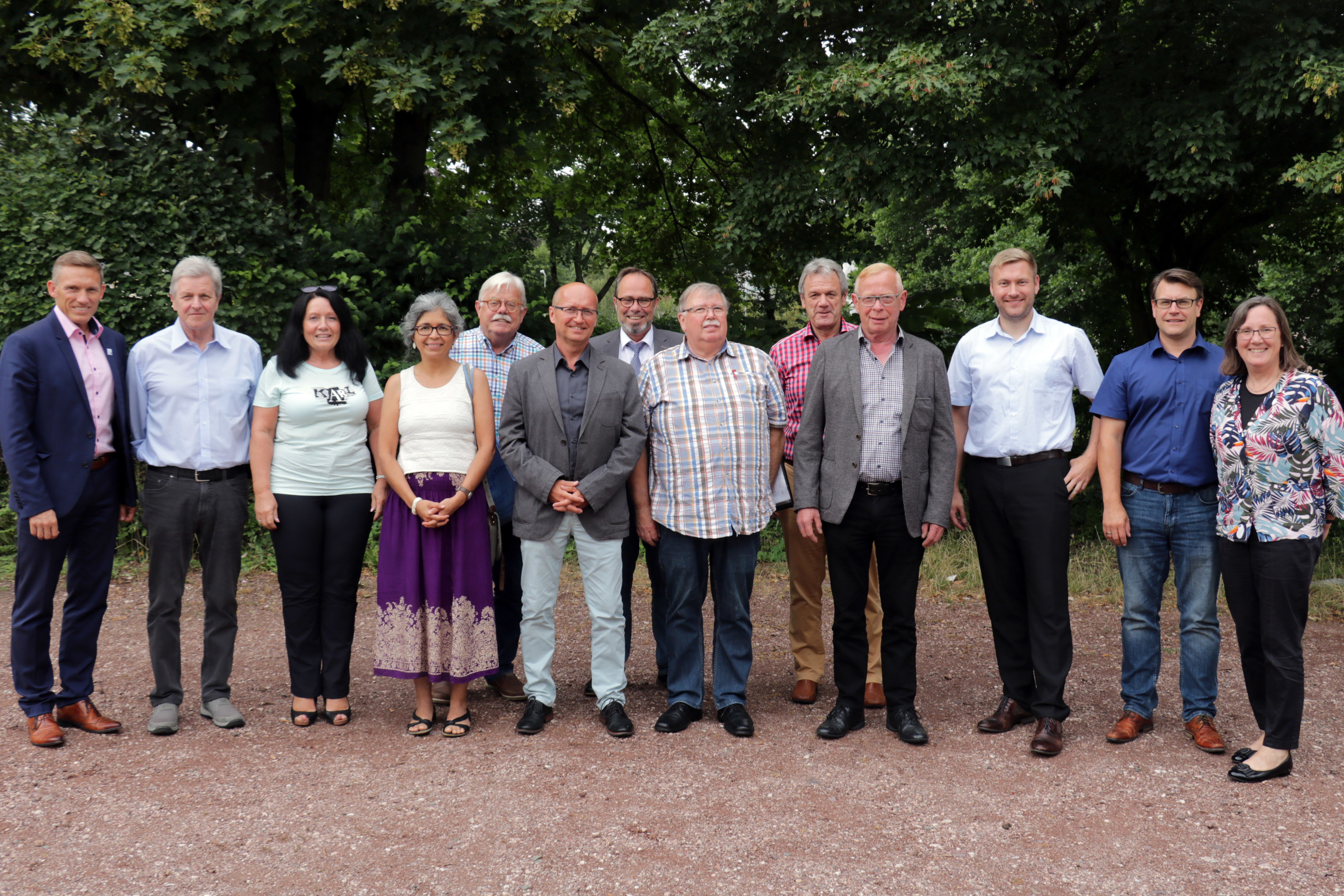 Von links: Landrat Ralf Leßmeister, Hans Günther – Rodenbach, Monika Schirdewahn – Frankenstein, Patricia Gallesgos-Eierdanz – Hochspeyer, Bernhard Hirsch – Bruchmühlbach-Miesau, Matthias Mahl – Hütschenhausen, KB Peter Schmidt – Weilerbach, Harry Dinges –Weilerbach, Hans Meyer – VG Otterbach-Otterberg, Roland Gerlach – VG Otterbach- Otterberg, Stefan Schirra – Steinwenden, Sven Philipp, Kreisverwaltung und Erste Kreisbeigeordnete Gudrun Heß-Schmidt