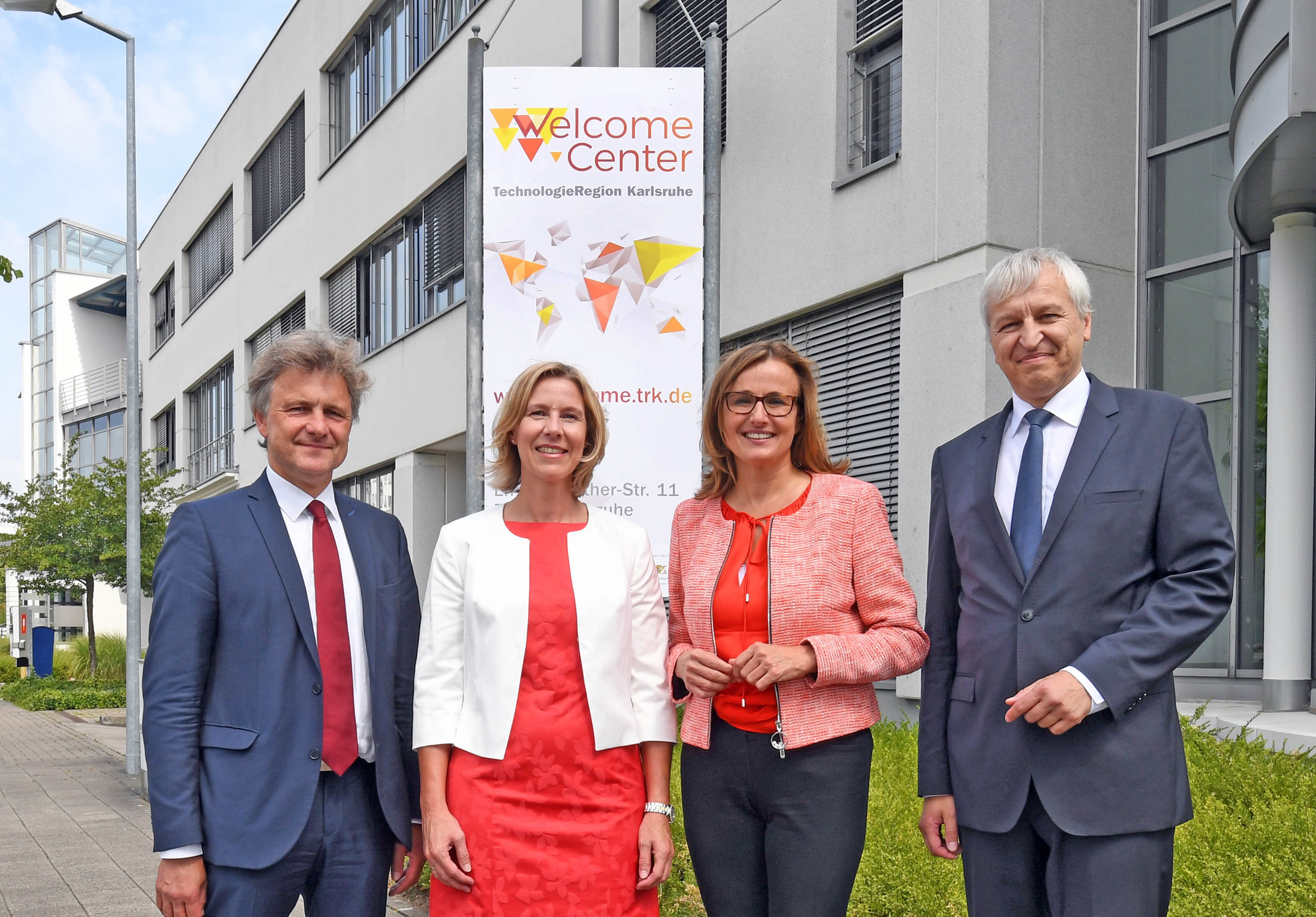v.l. Oberbürgermeister und Aufsichtsratsvorsitzender der TechnologieRegion Karlsruhe GmbH Dr. Frank Mentrup, die Leiterin des Welcome Centers Petra Bender, Staatssekretärin Katrin Schütz und der Geschäftsführer der TechnologieRegion Karlsruhe GmbH Jochen Ehlgötz.