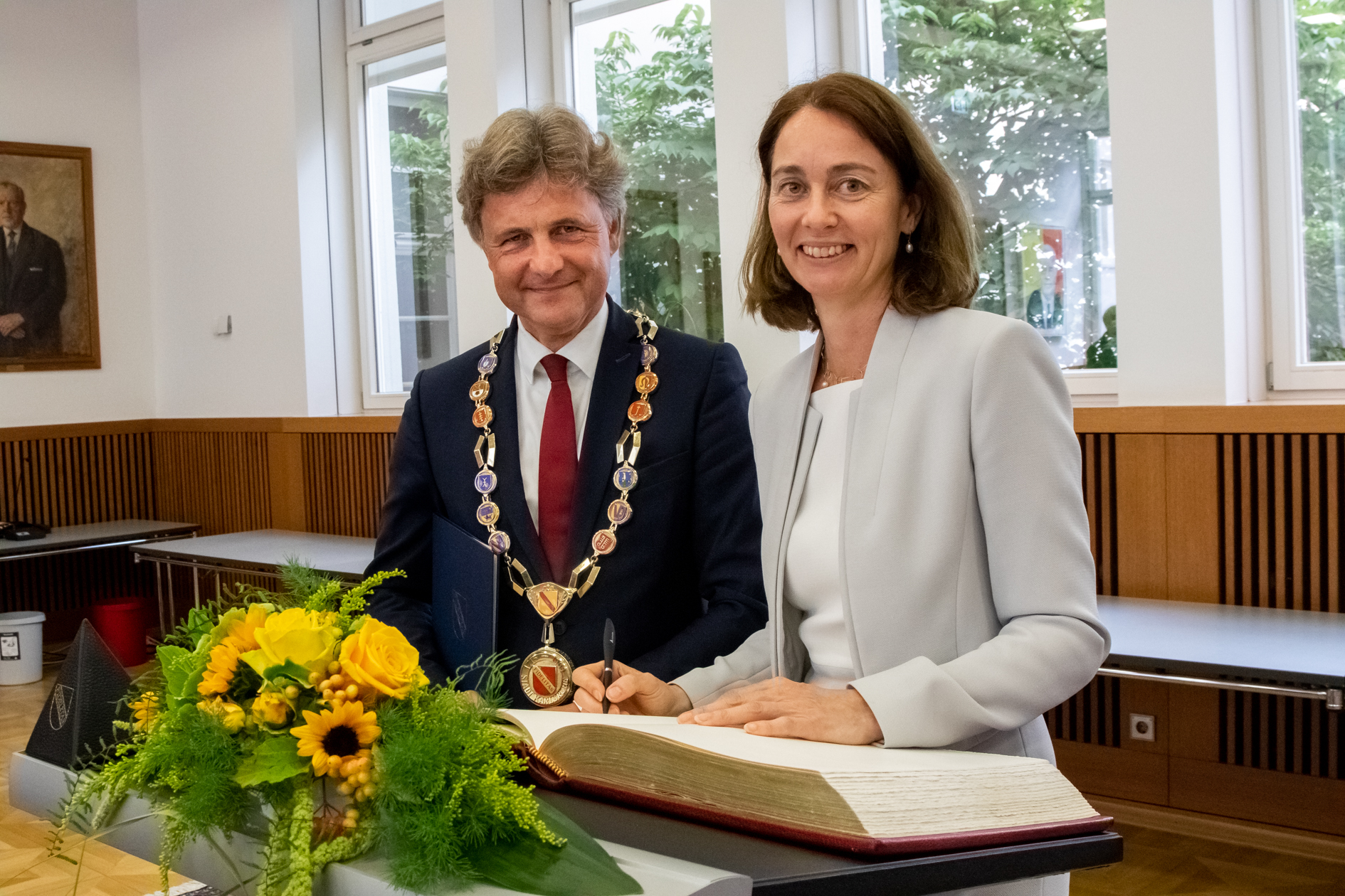 Bundesjustizministerin Barley trägt sich ins Goldene Buch der Stadt Karlsruhe ein
