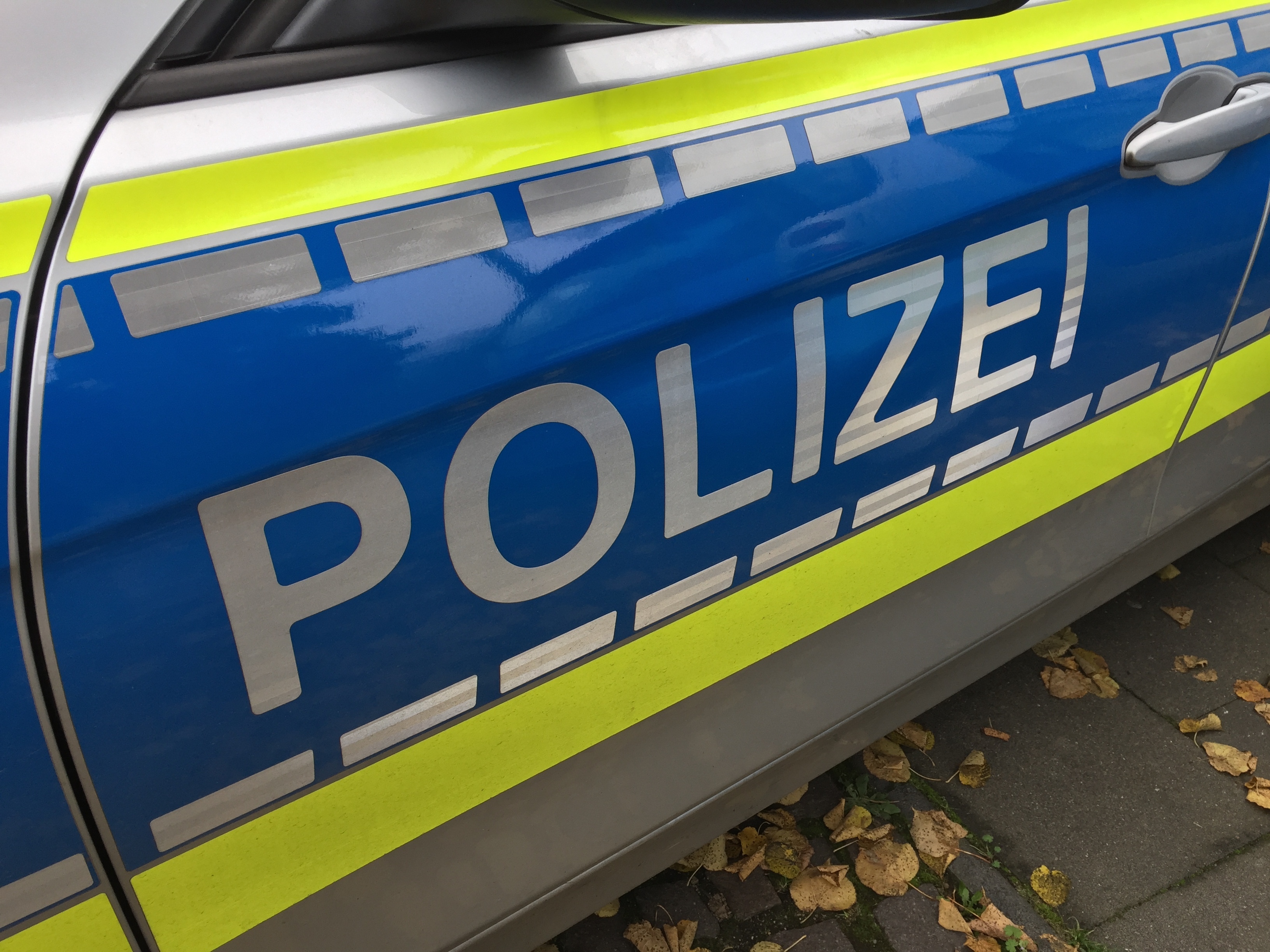 Ein 77-Jähriger starb nach einer Kollision mit einem Auto (Symbolbild).