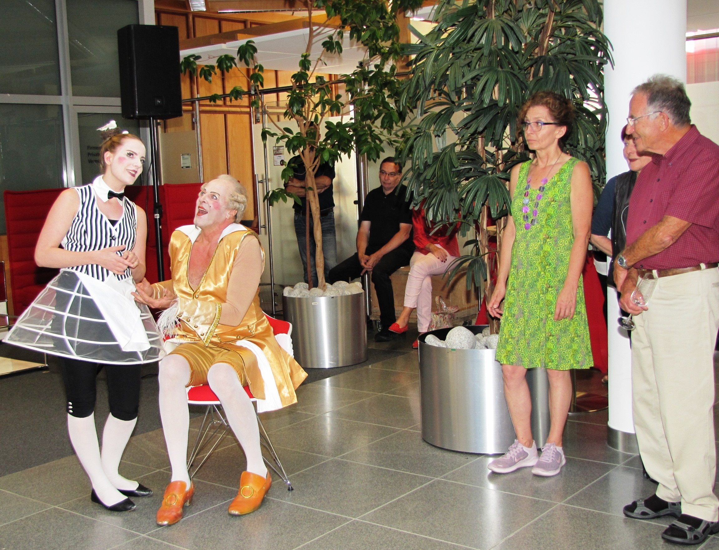 Schrill, bunt und ein bisschen frech ging es zu im Kundenzentrum der Sparkasse in Bruchsal. Die Badische Landesbühne ist noch bis 20. Juli zu Gast bei der Sparkasse Kraichgau – mit ihrer traditionellen Fotoausstellung zur Eröffnung des Bruchsaler Theatersommers.
